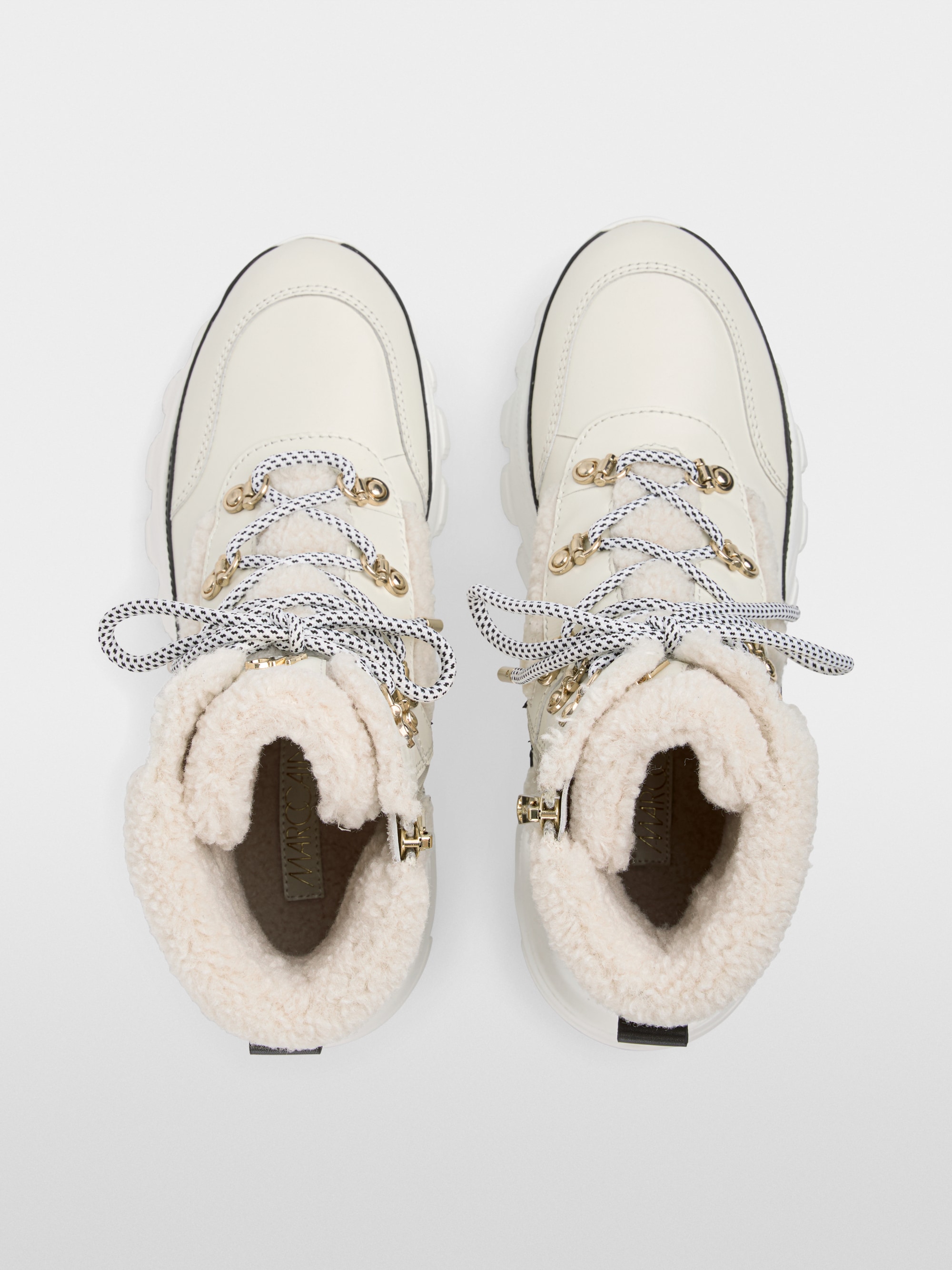 Sporty lace-up boots