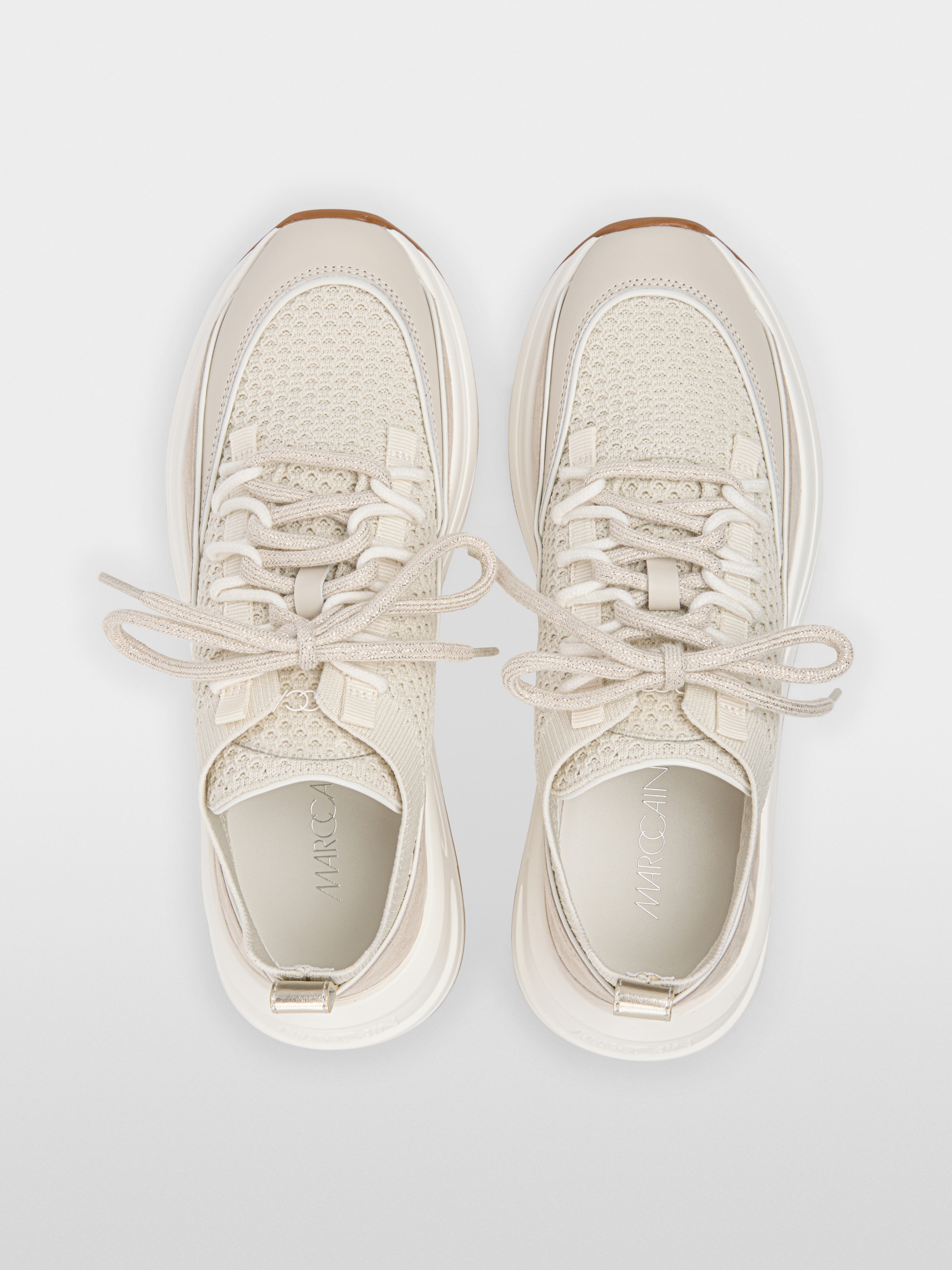 Baskets en tricot avec empiècements en cuir