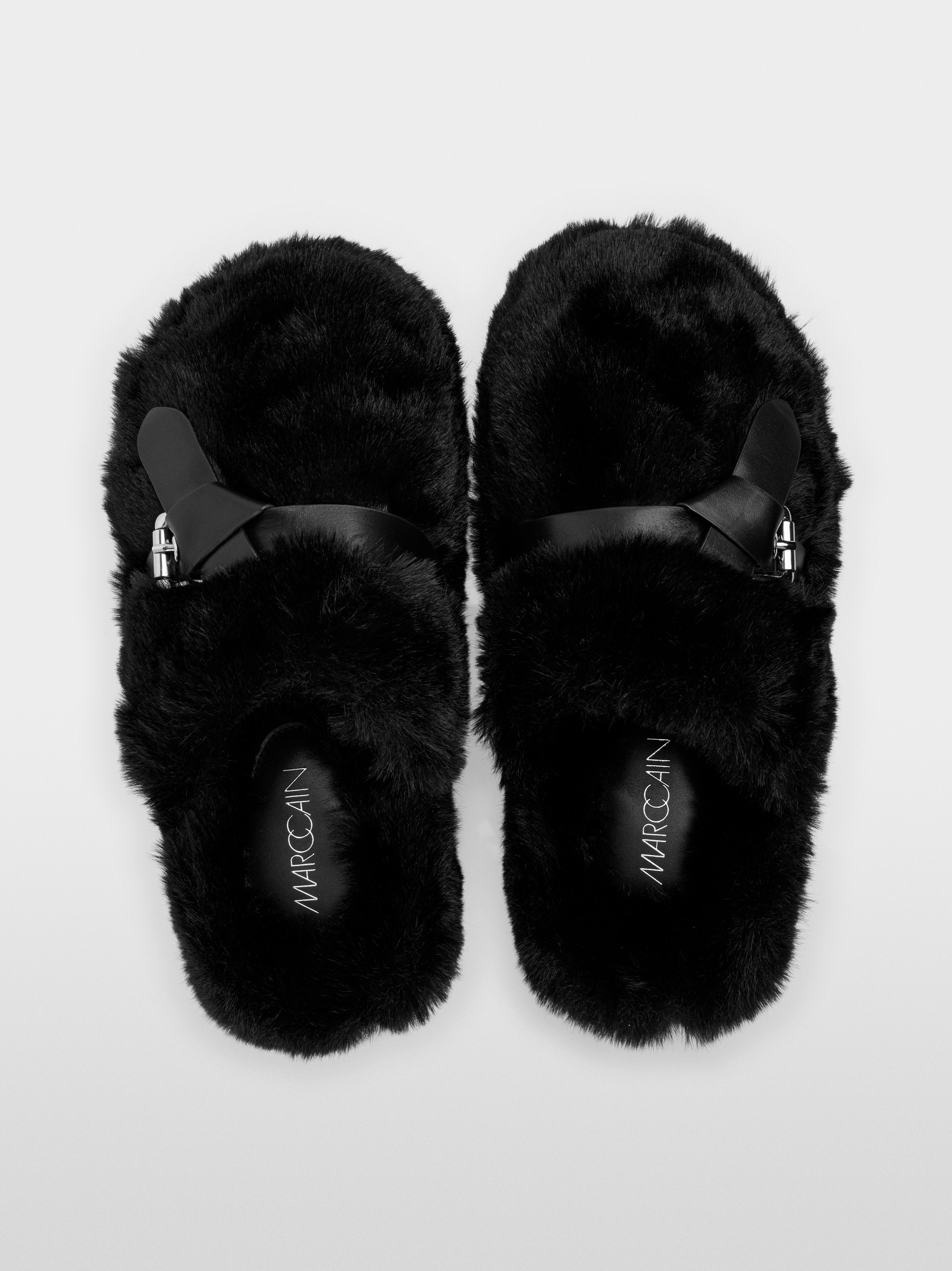 Fluffy slippers with faux lambskin