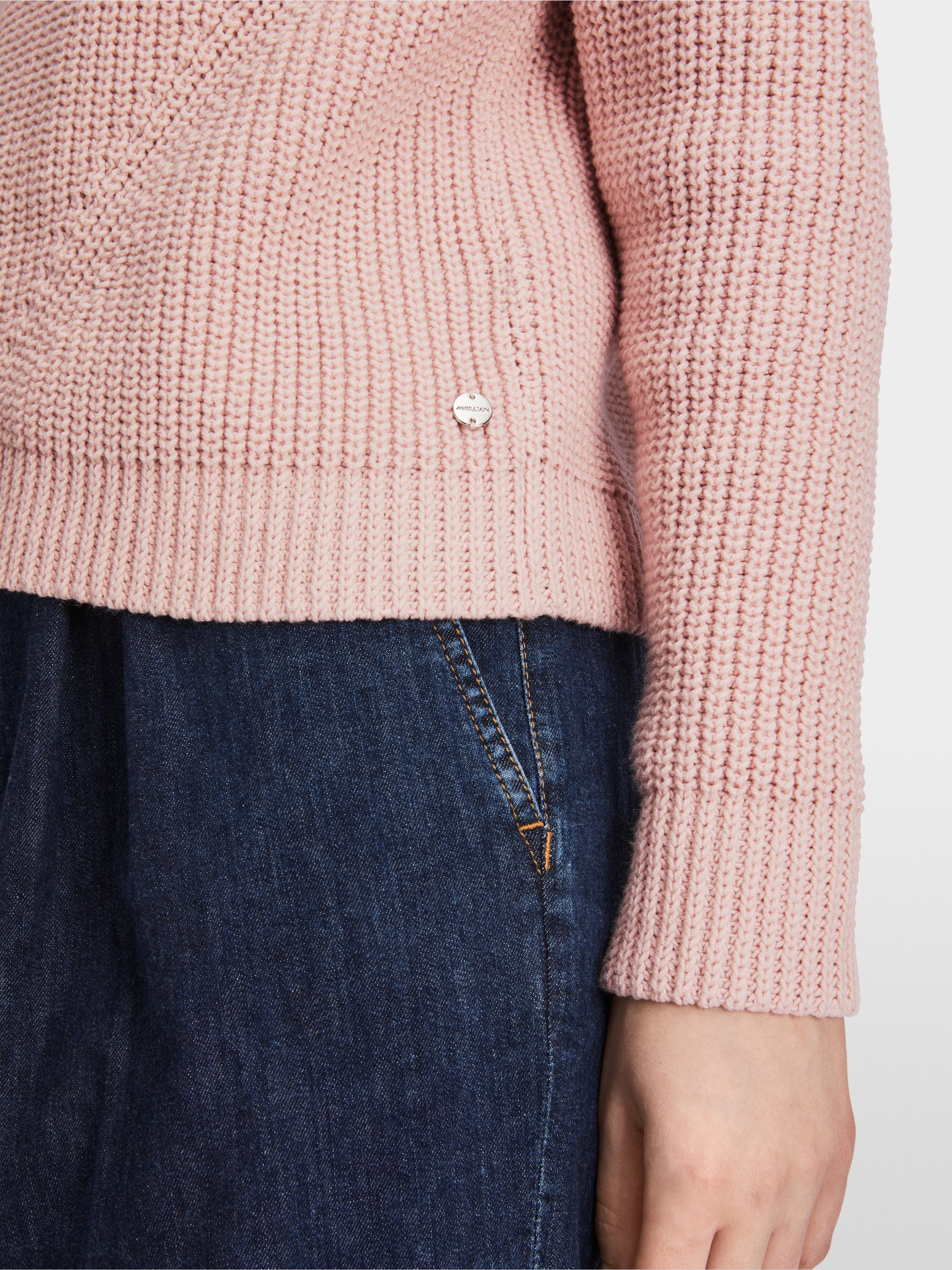 V-Neck-Pullover Knitted in Germany