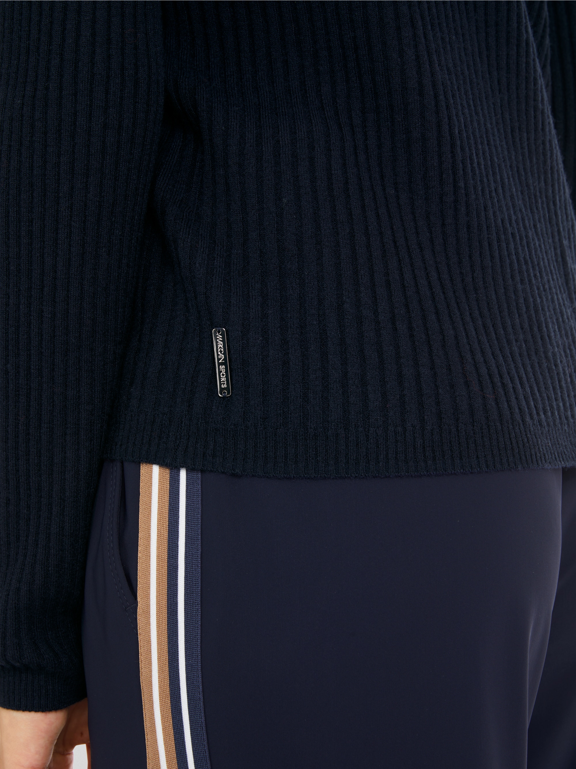 Körpernaher Sweater "Rethink Together"