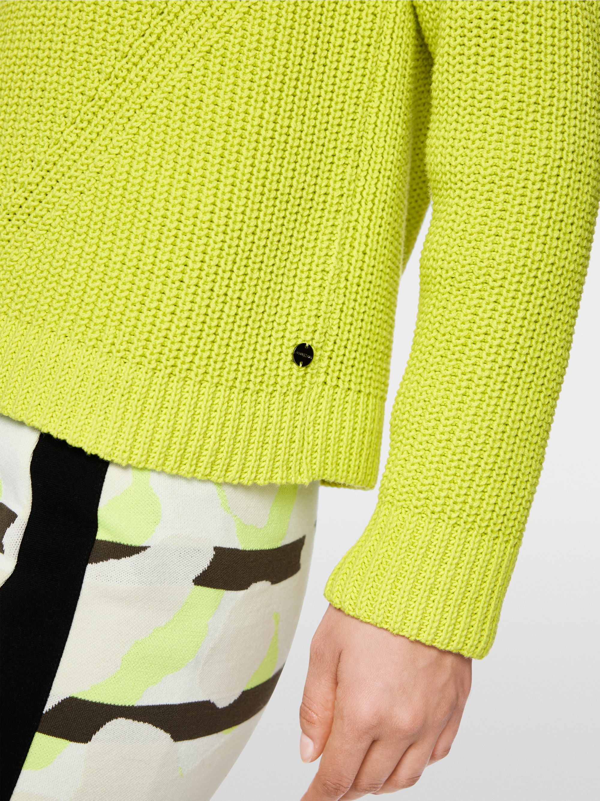 Pull encolure en V tricoté en Allemagne