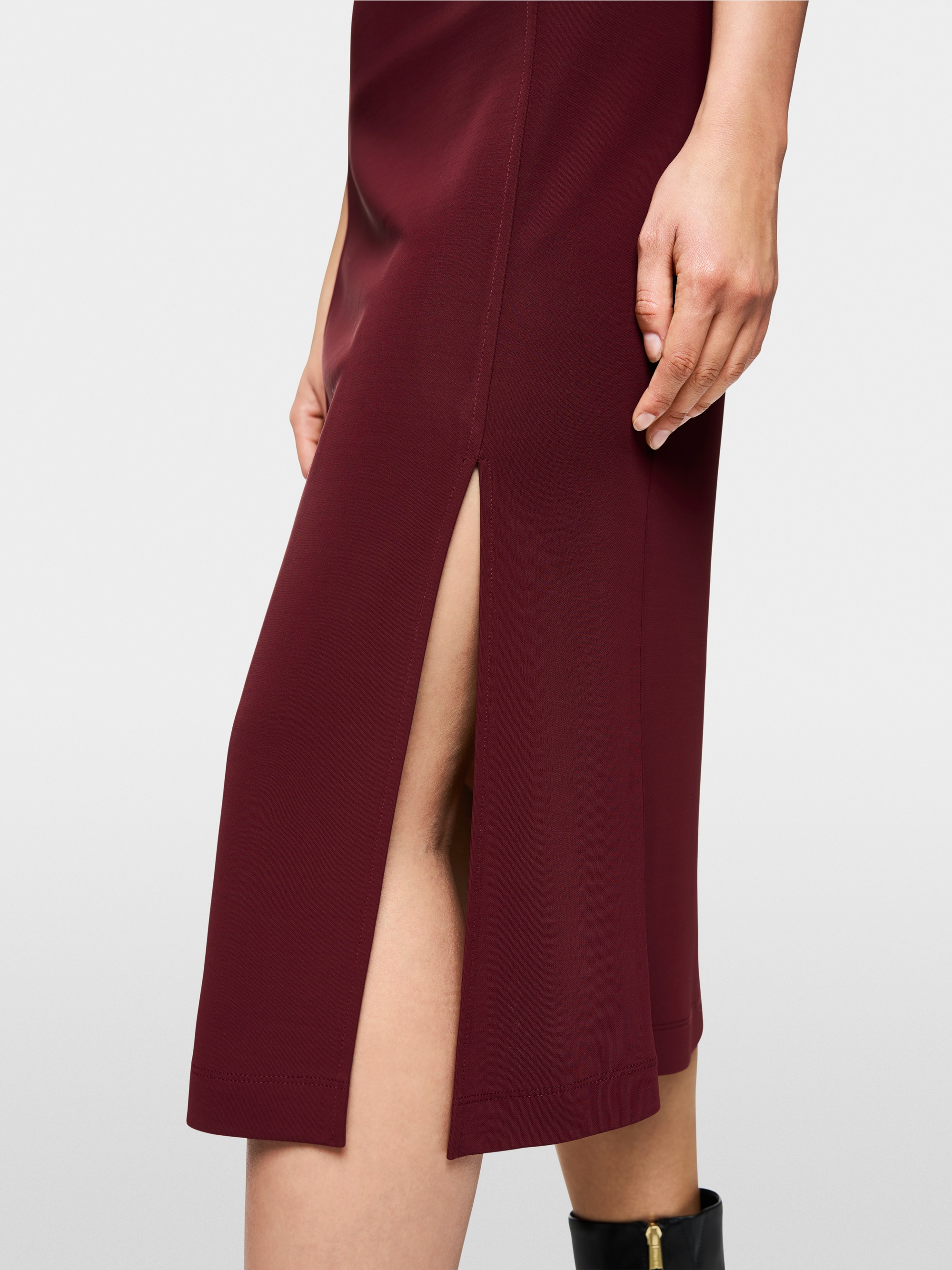 Robe midi sportive et chic avec fente