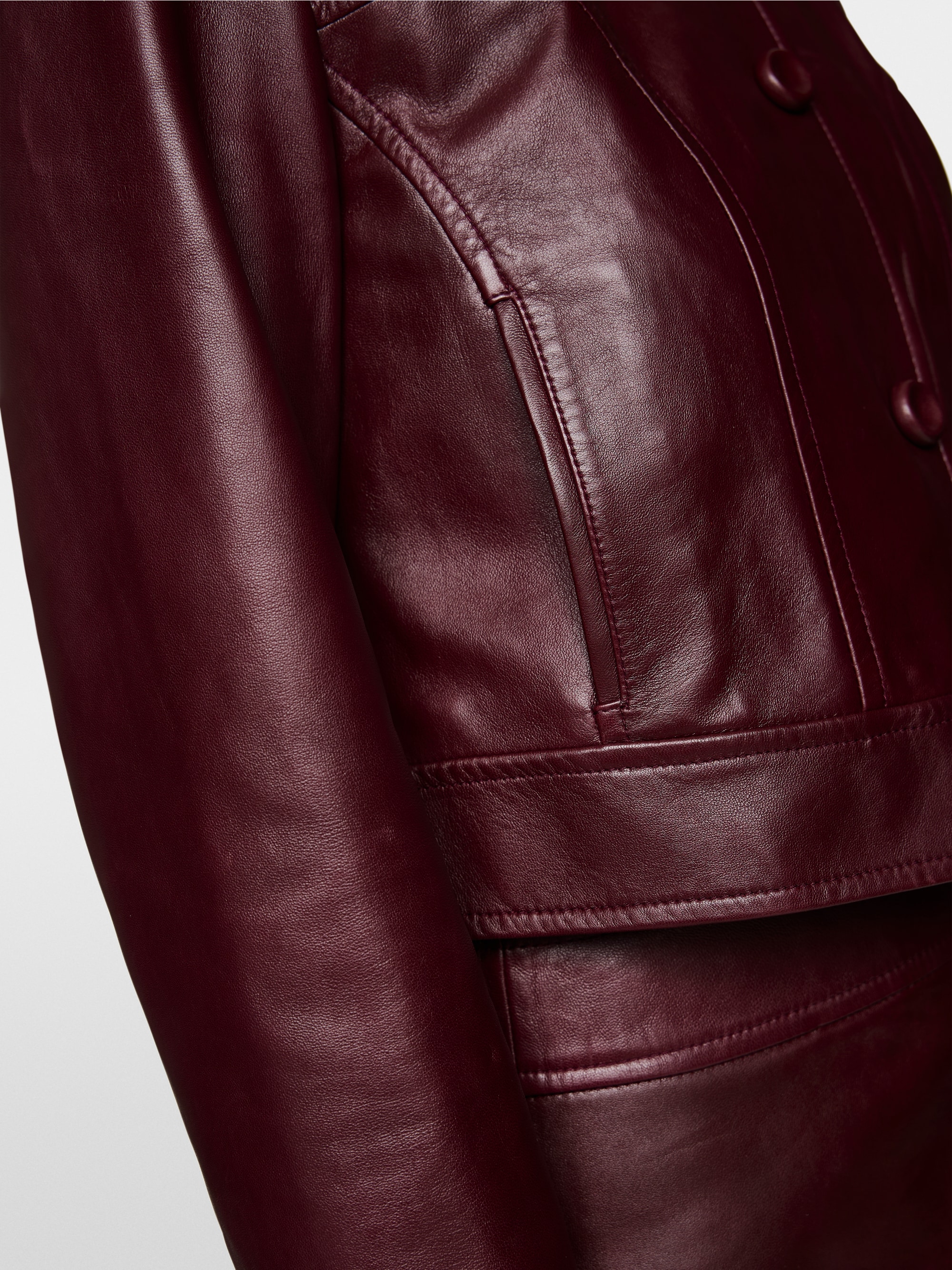 Kurze Lederjacke mit Kragen