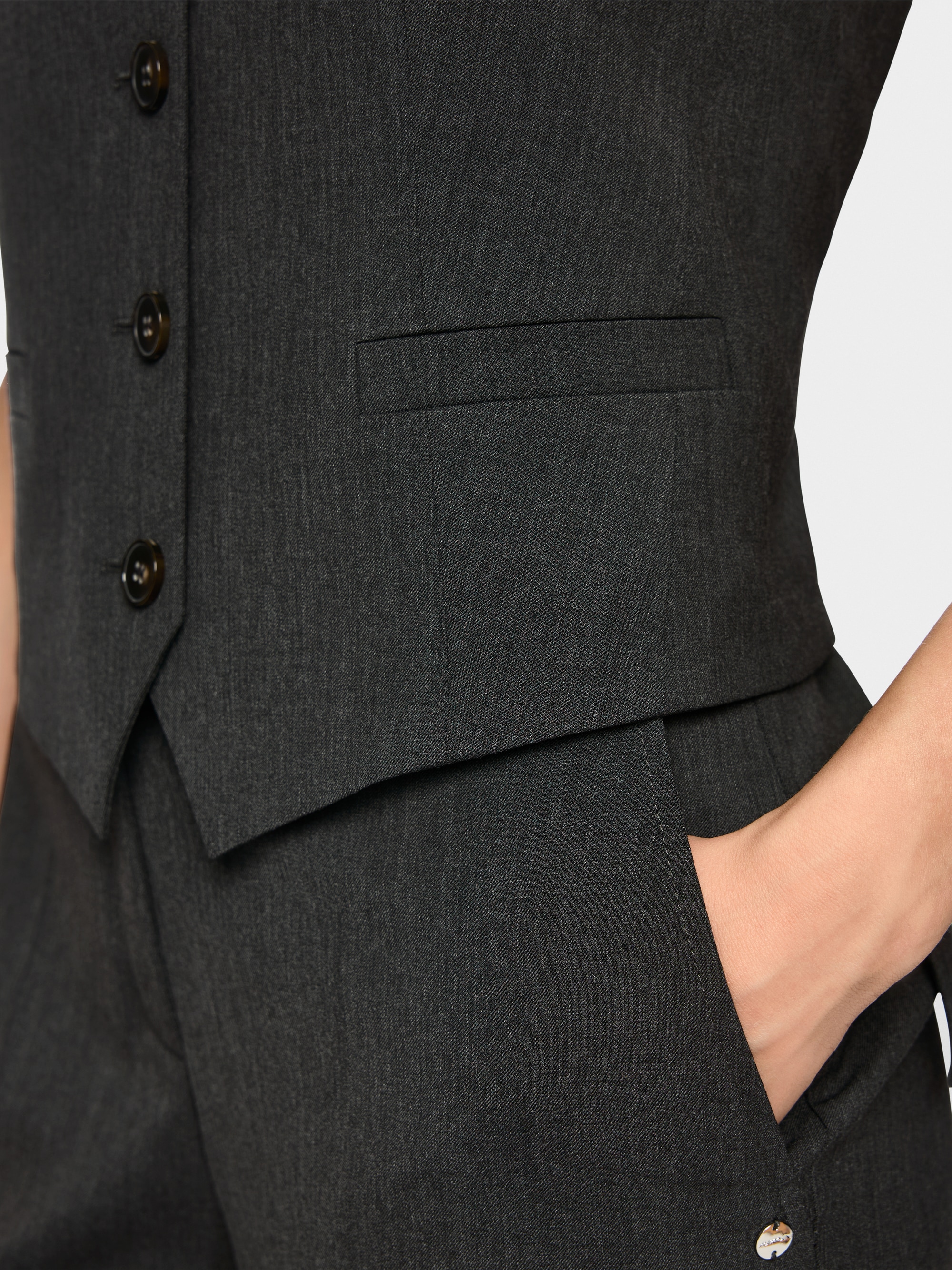 Getailleerd vest met smalle riem