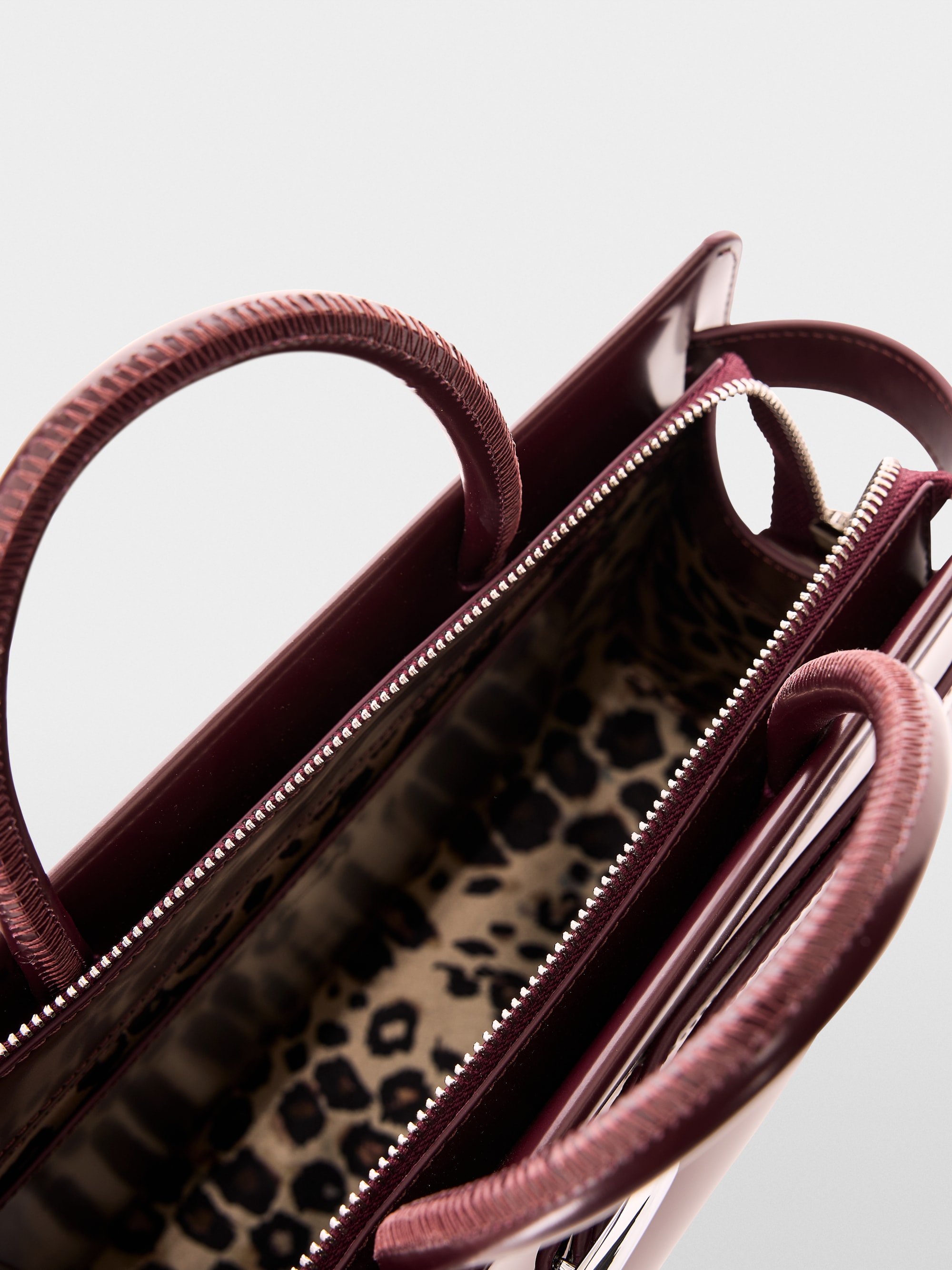 Sac à main élégant avec boucle logo