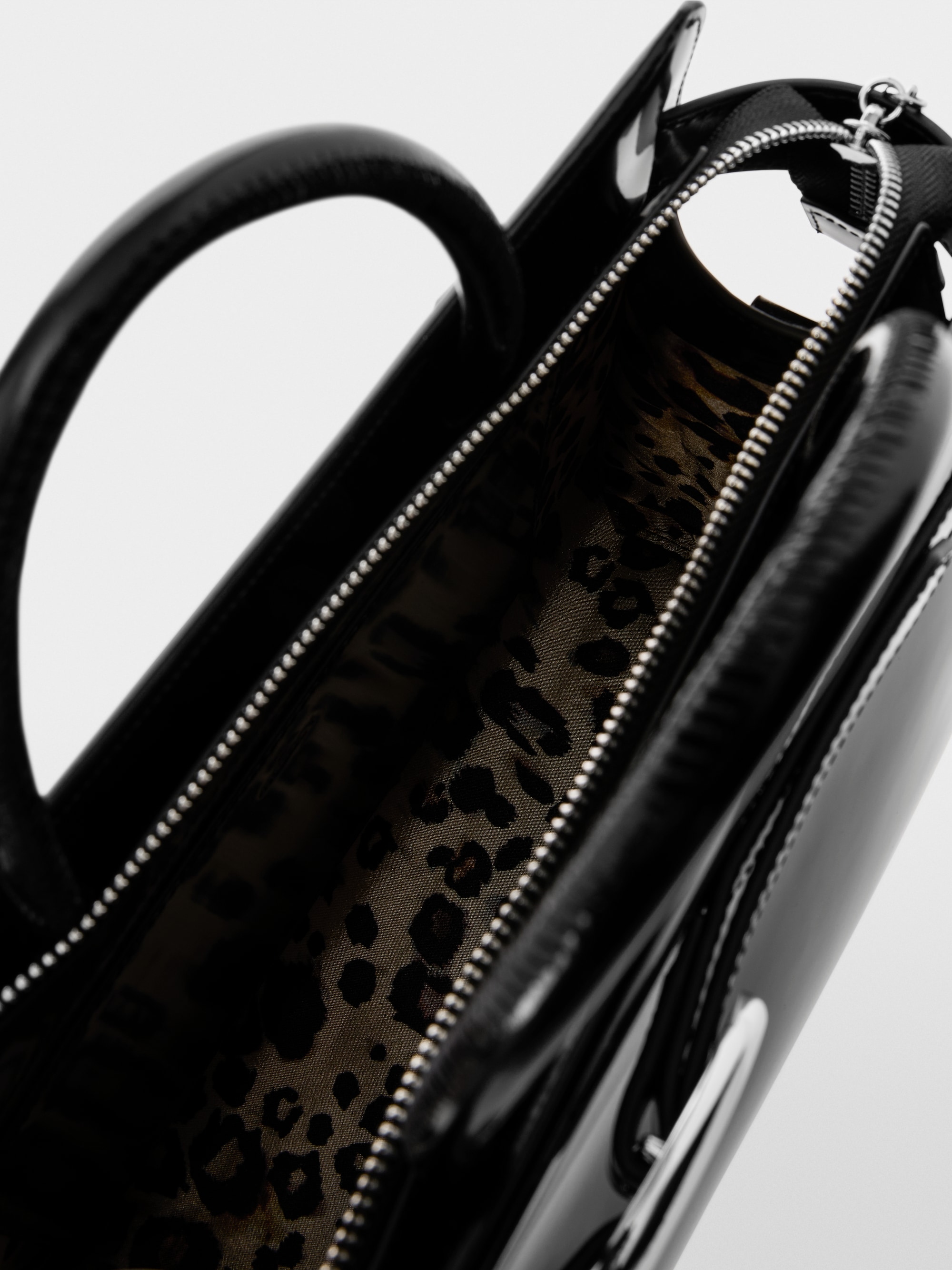 Elegante handtas met gesp met logo