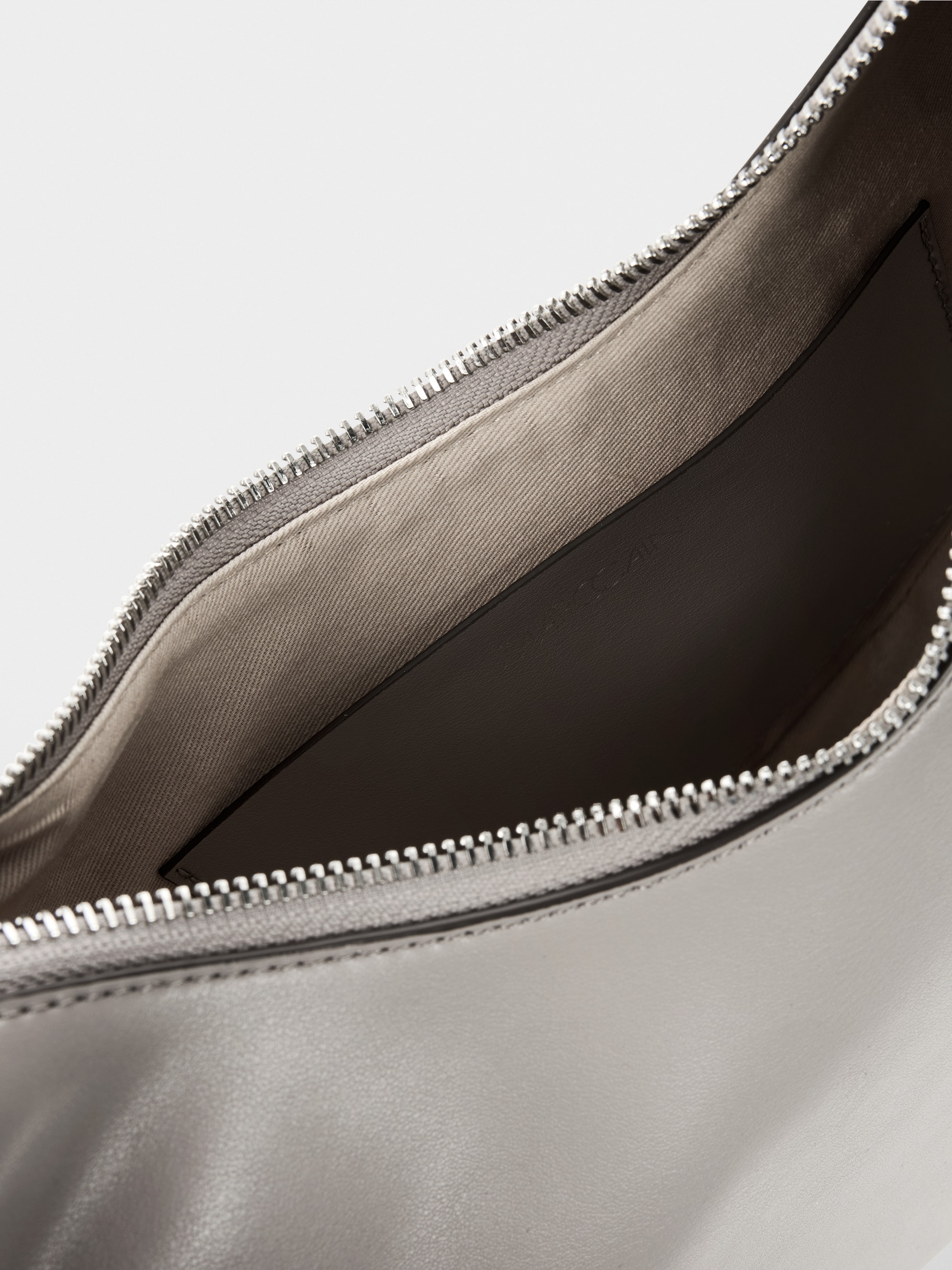 Schultertasche in Halbmondfrom
