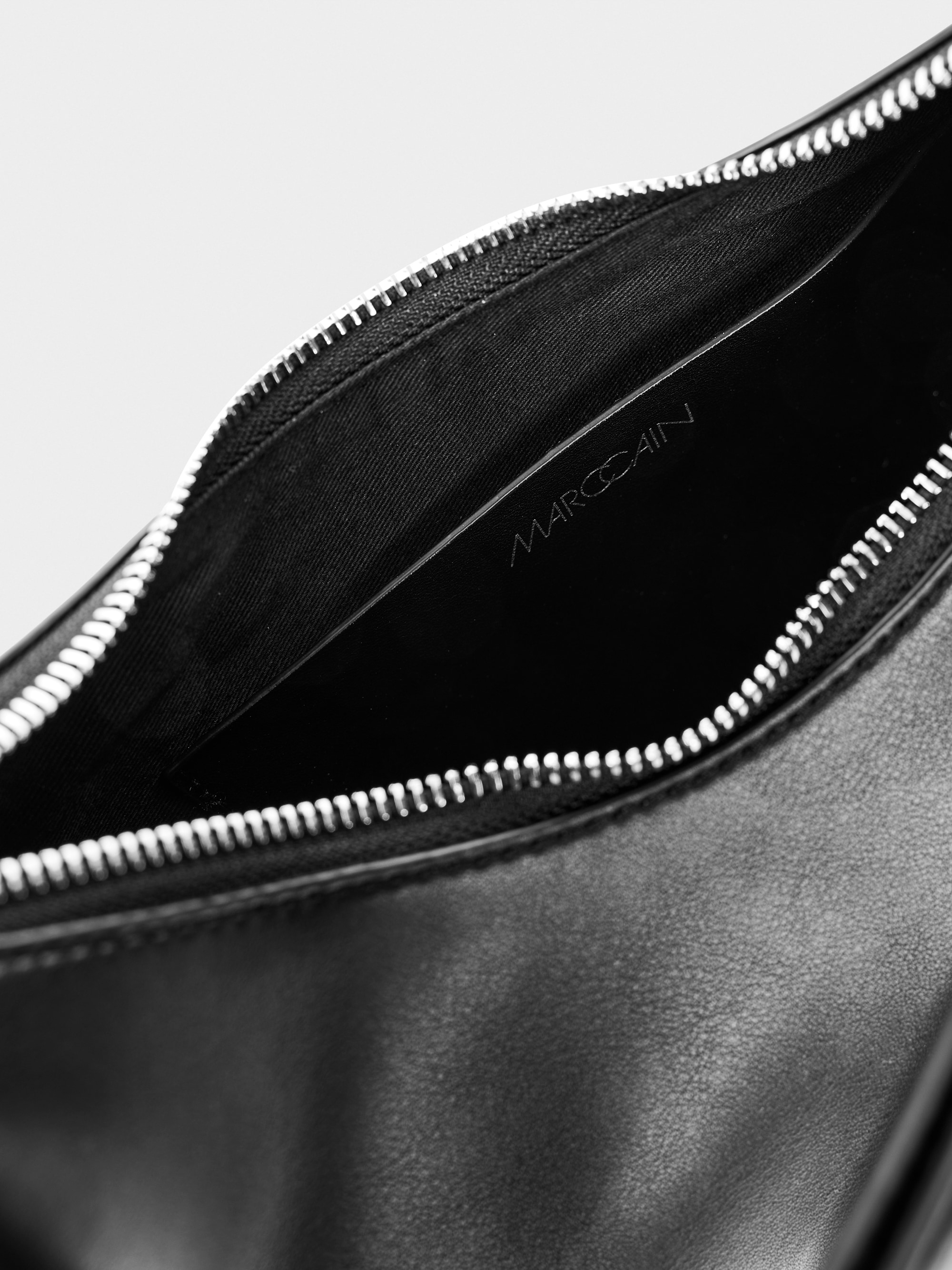 Schultertasche in Halbmondfrom