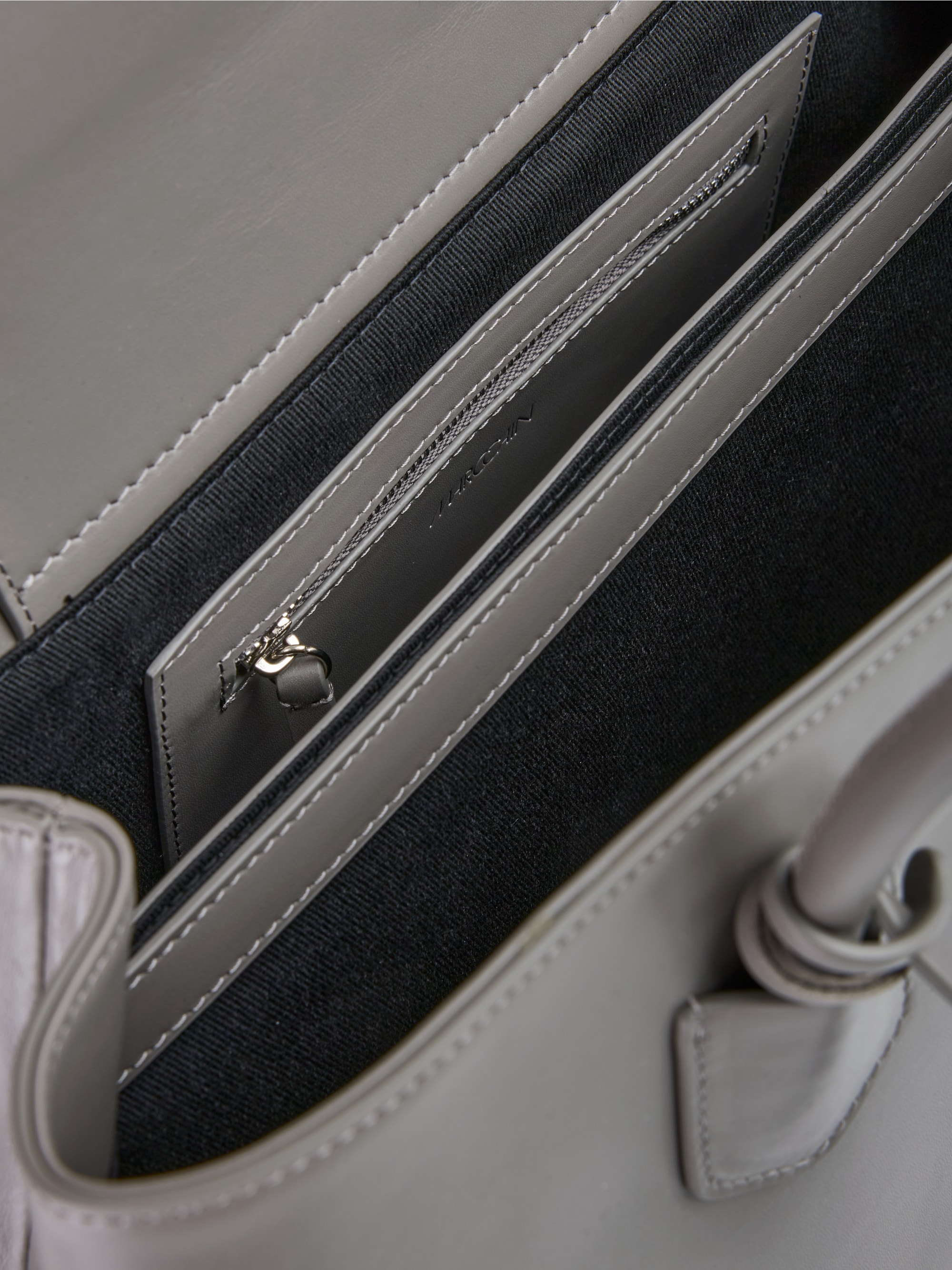 Elegante leren tas met hanger met logo
