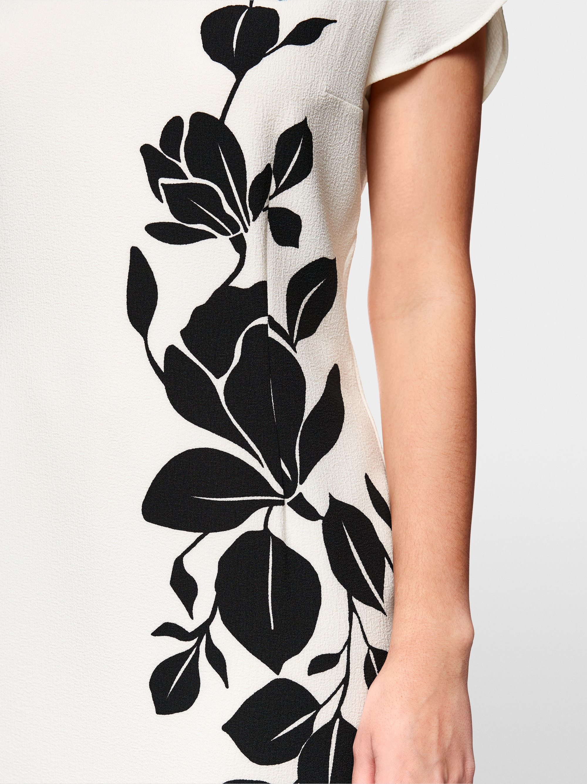 Elegant dress with floral print