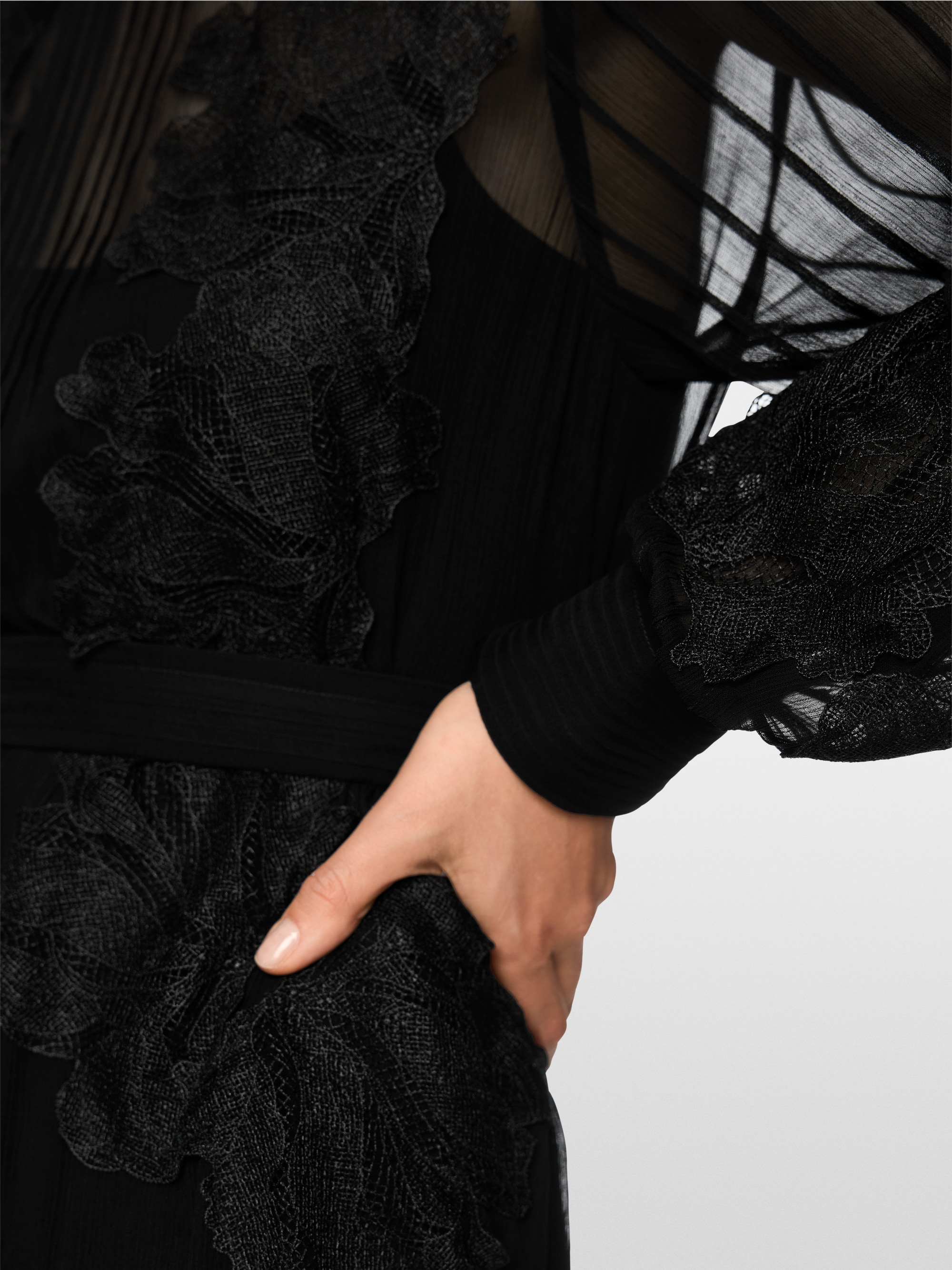 Transparentes Kleid mit Spitze