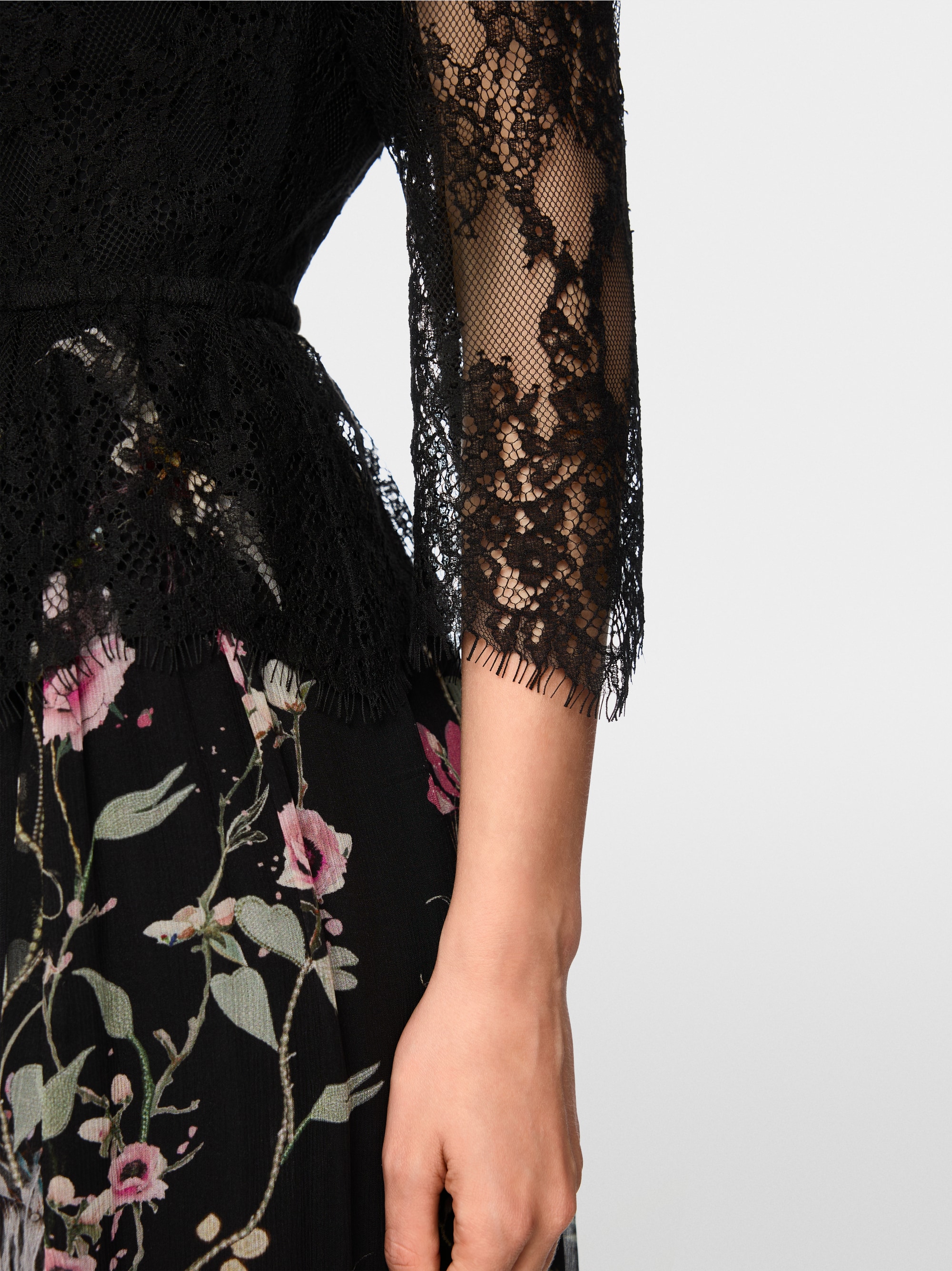 Kleid mit Spitze und Blumenmuster