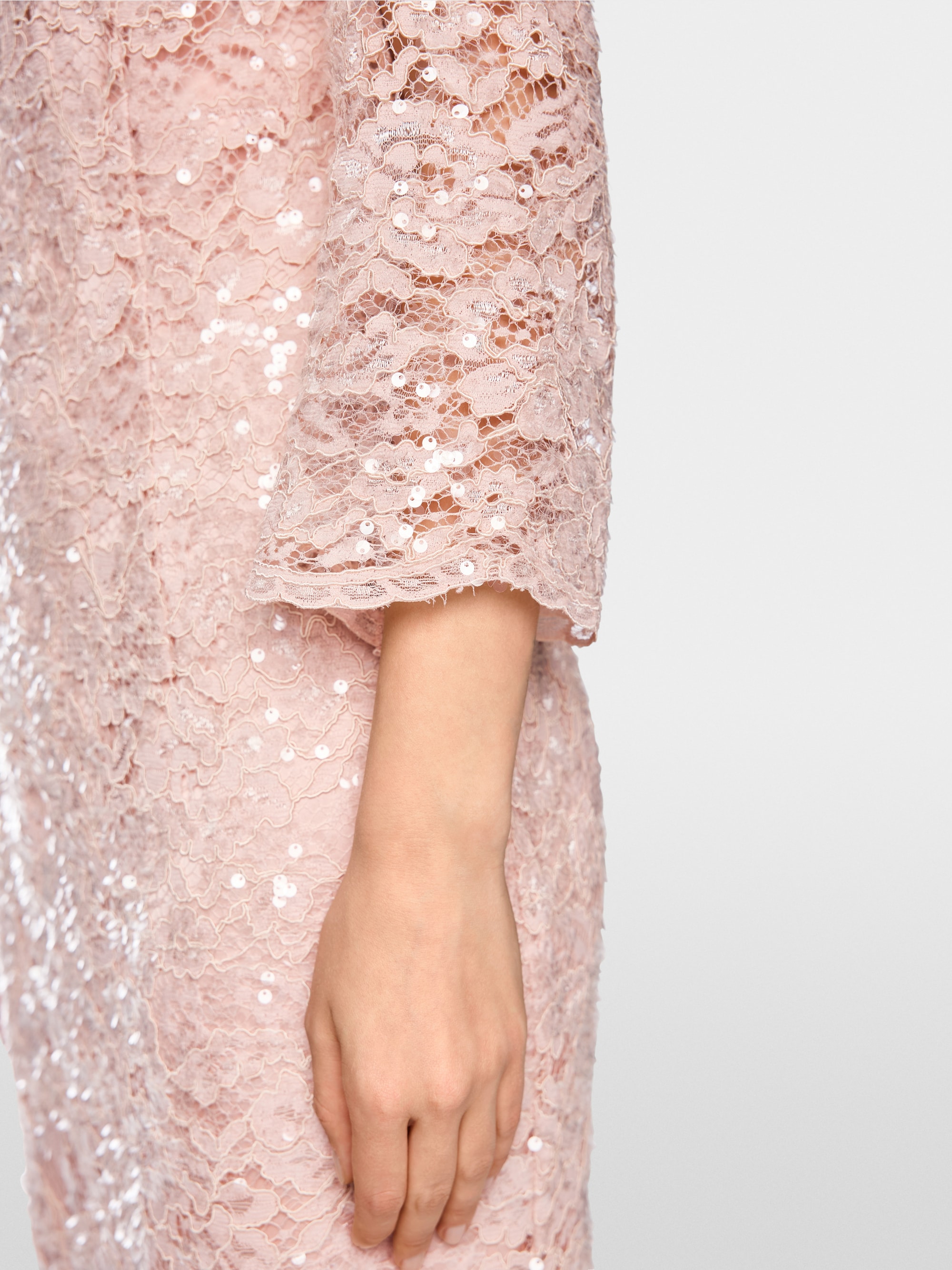 Schimmerndes Spitzenkleid