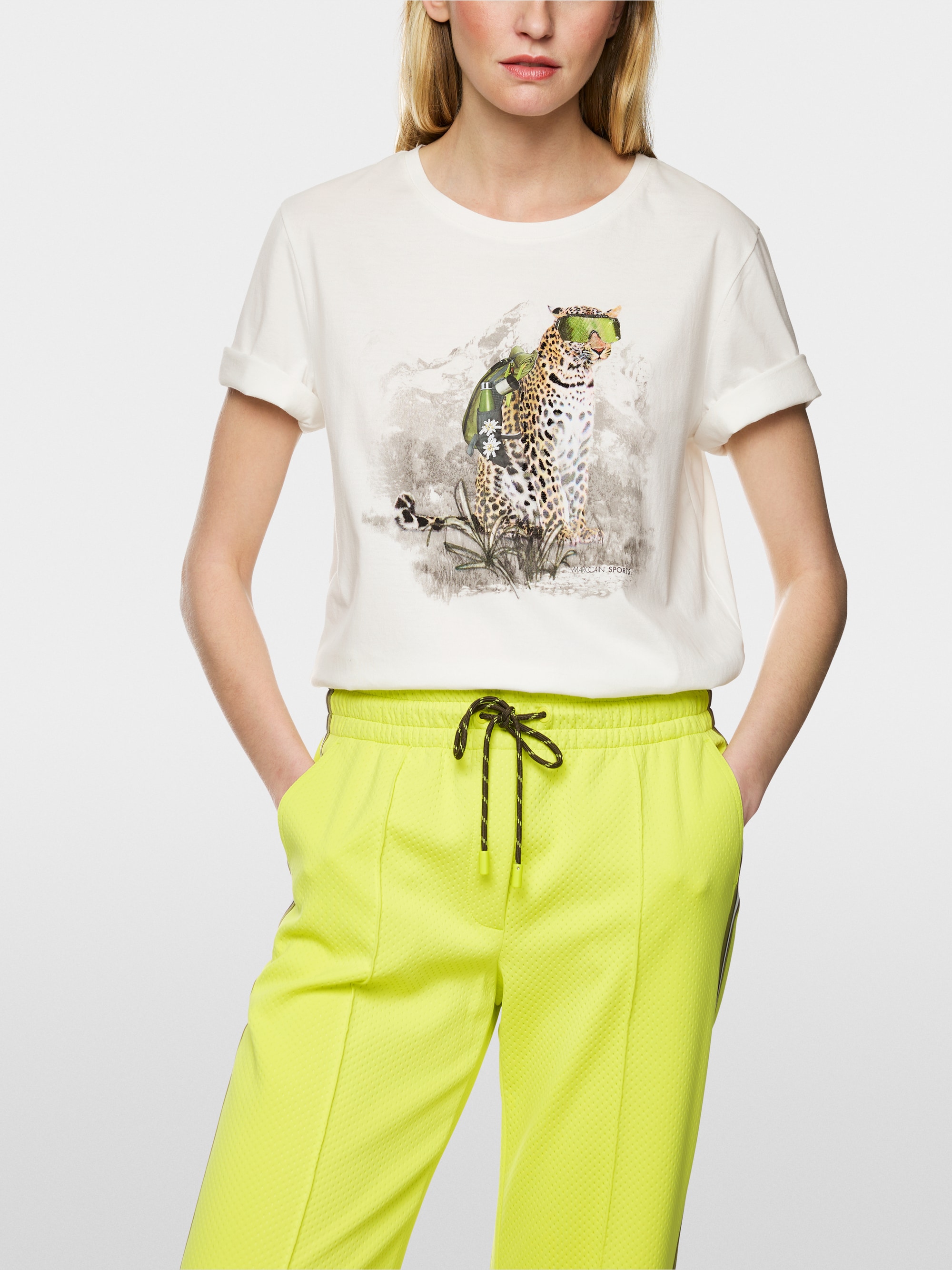 T-shirt avec léopard en randonnée