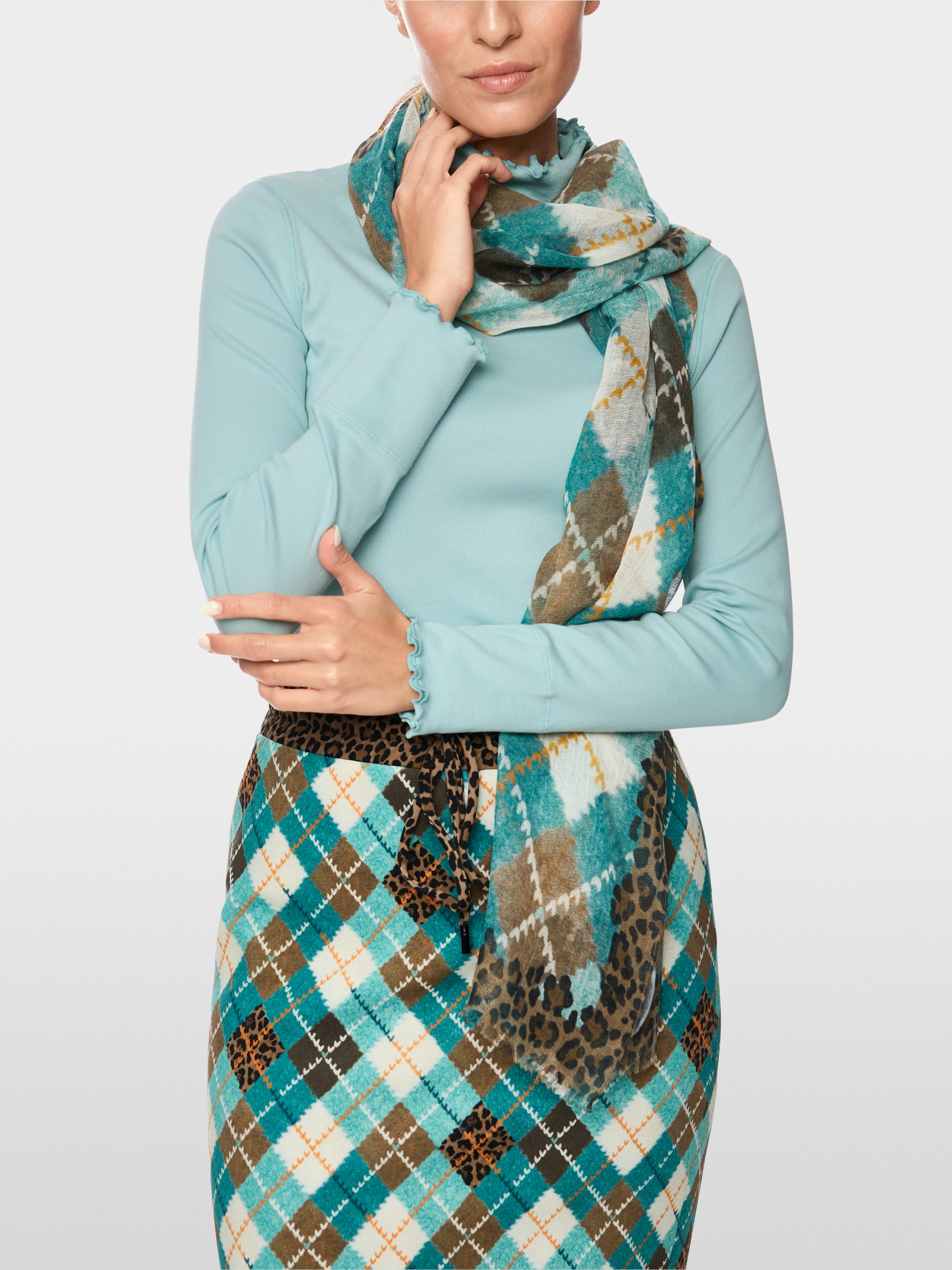 Plain long-sleeved turtleneck shirt