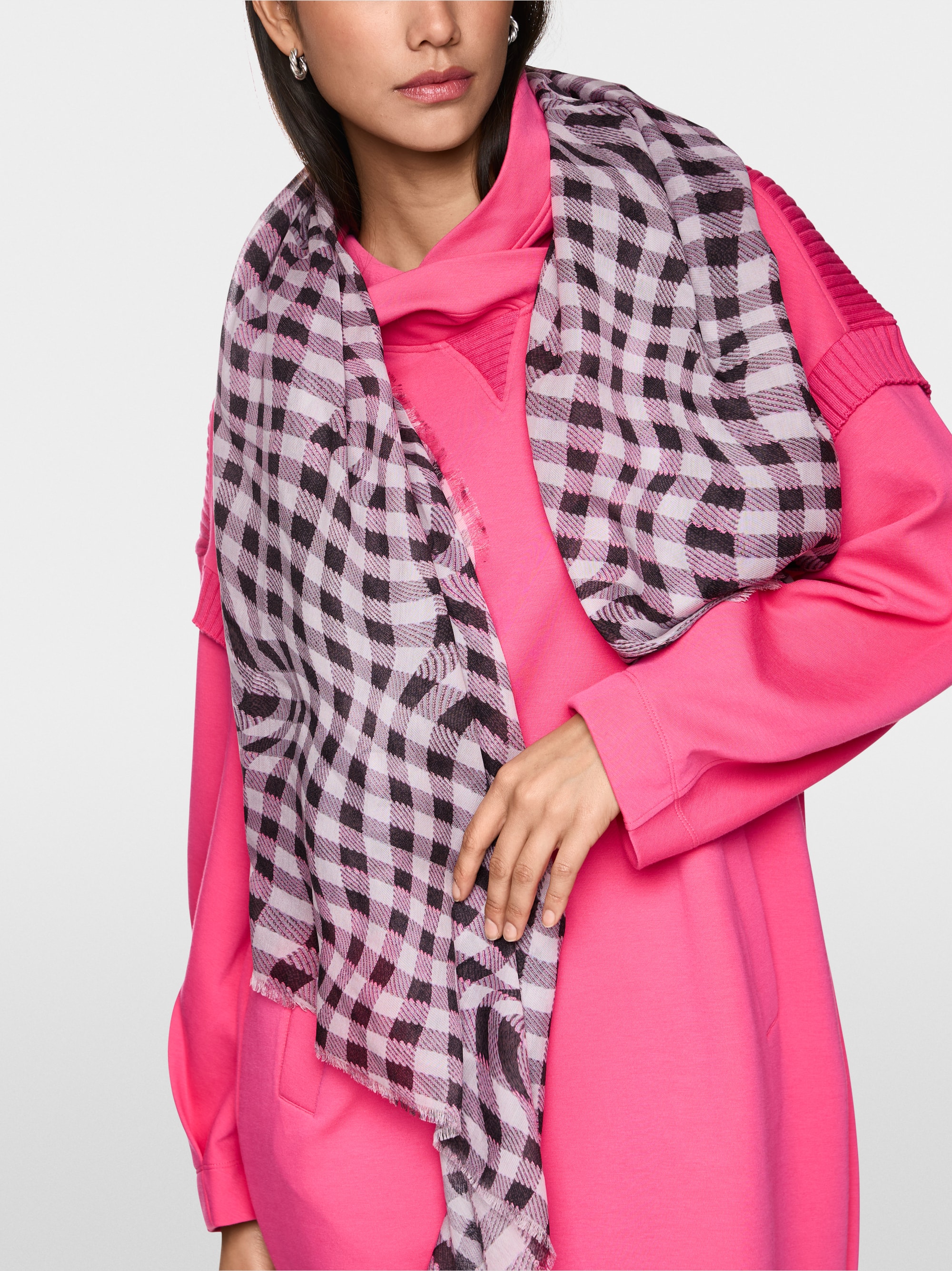 Scarf with checked pattern
