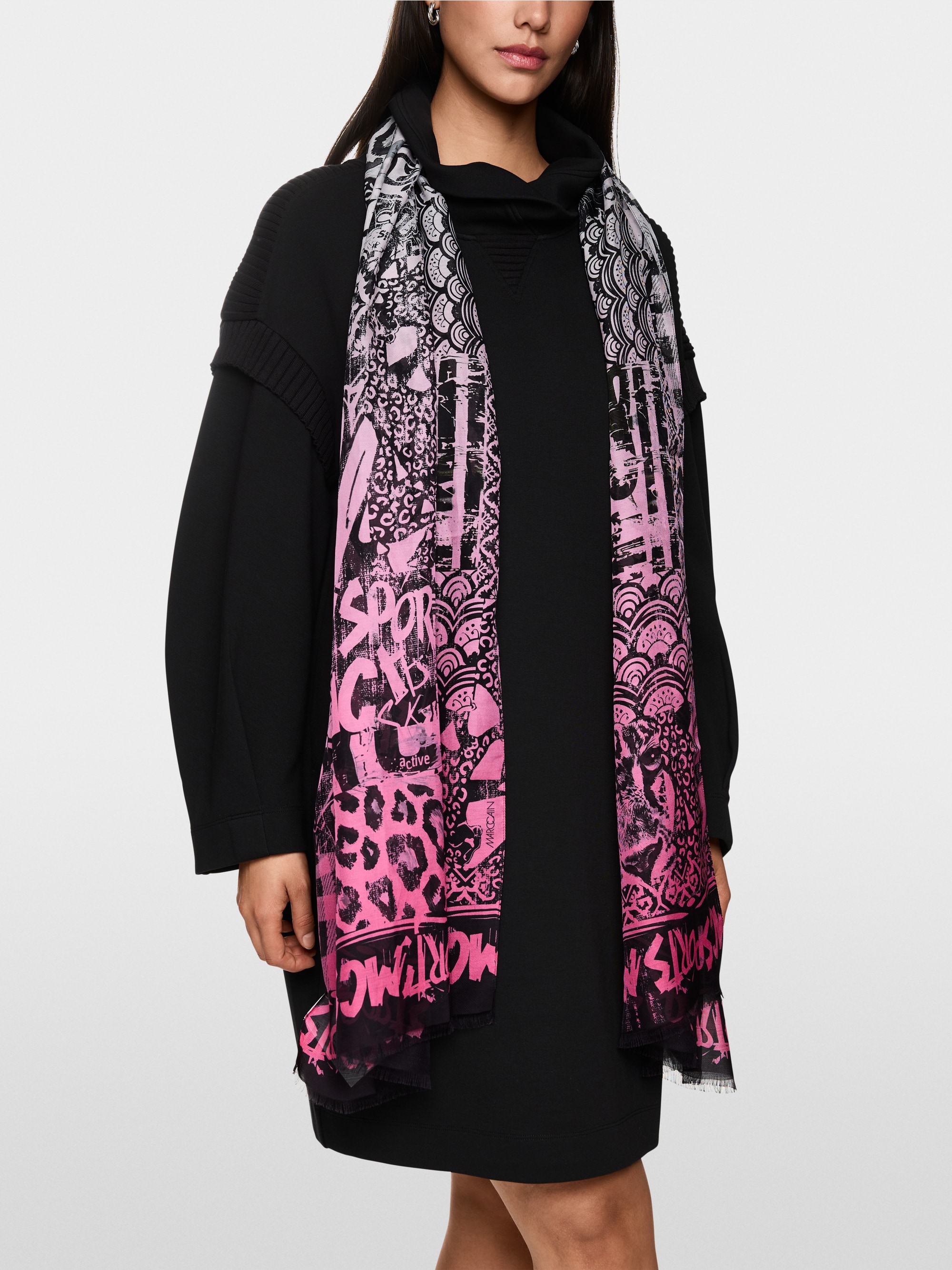 Scarf with graphic pattern