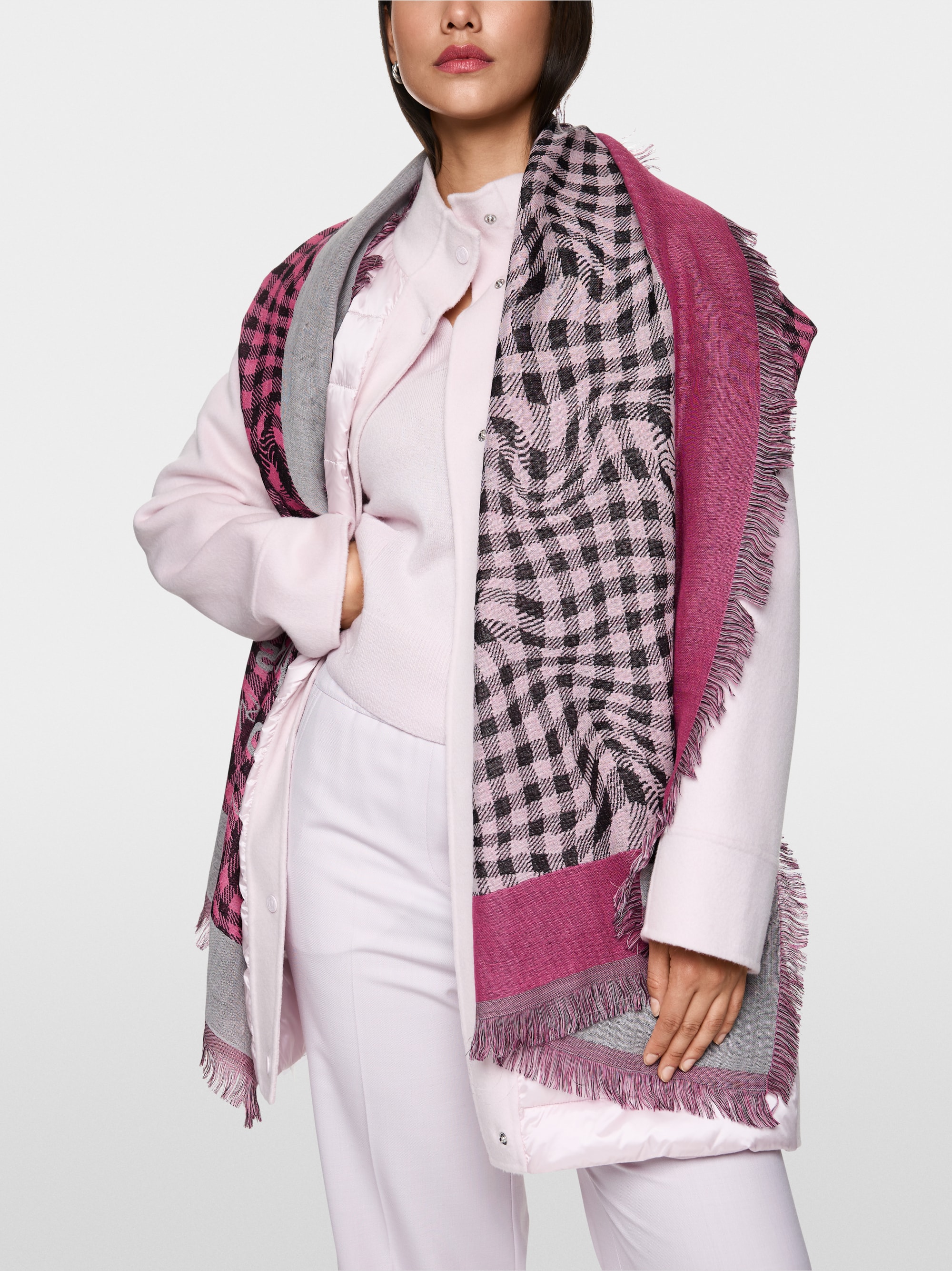 Lightweight scarf with checked pattern