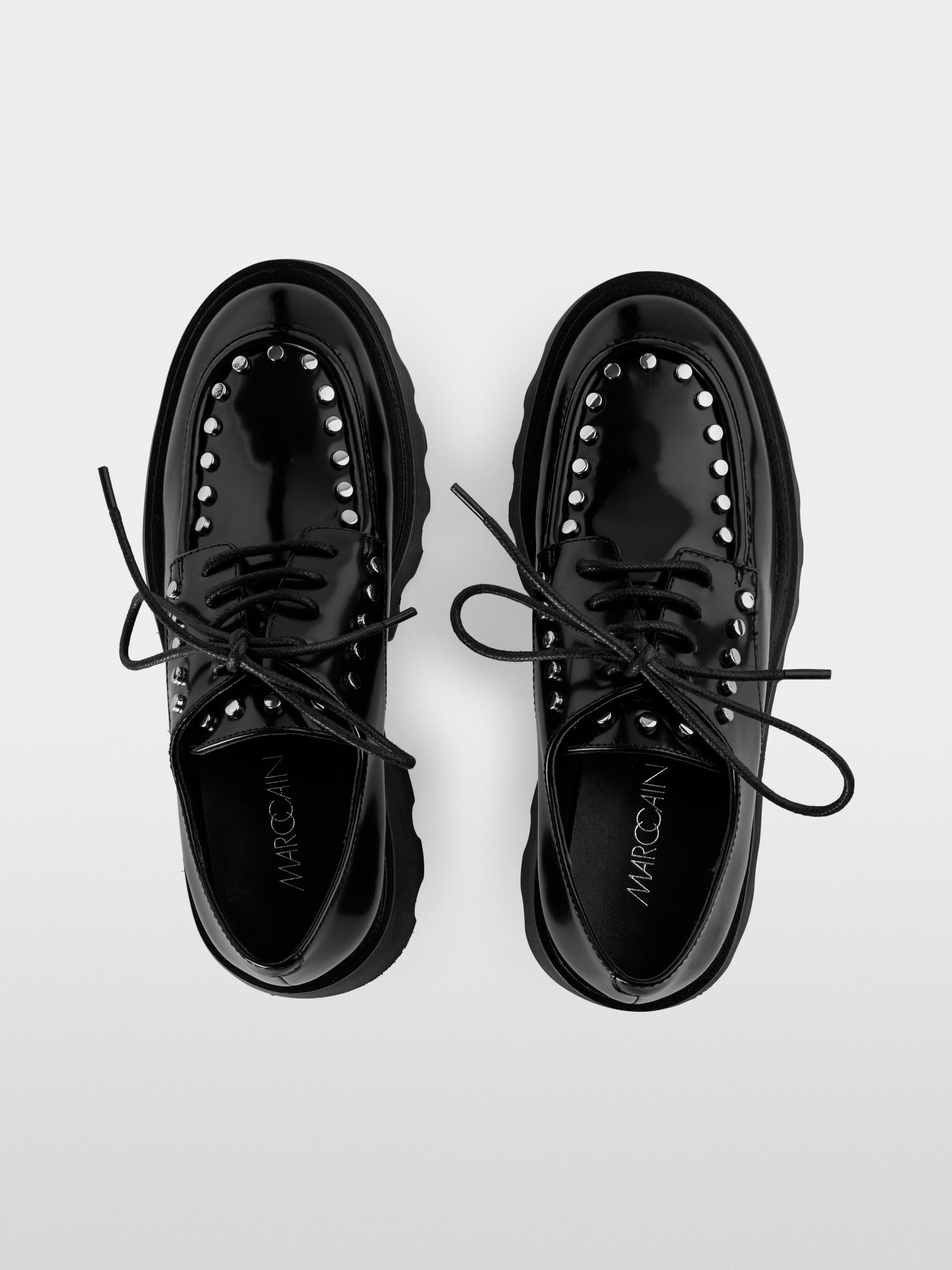 Patent leather low shoes