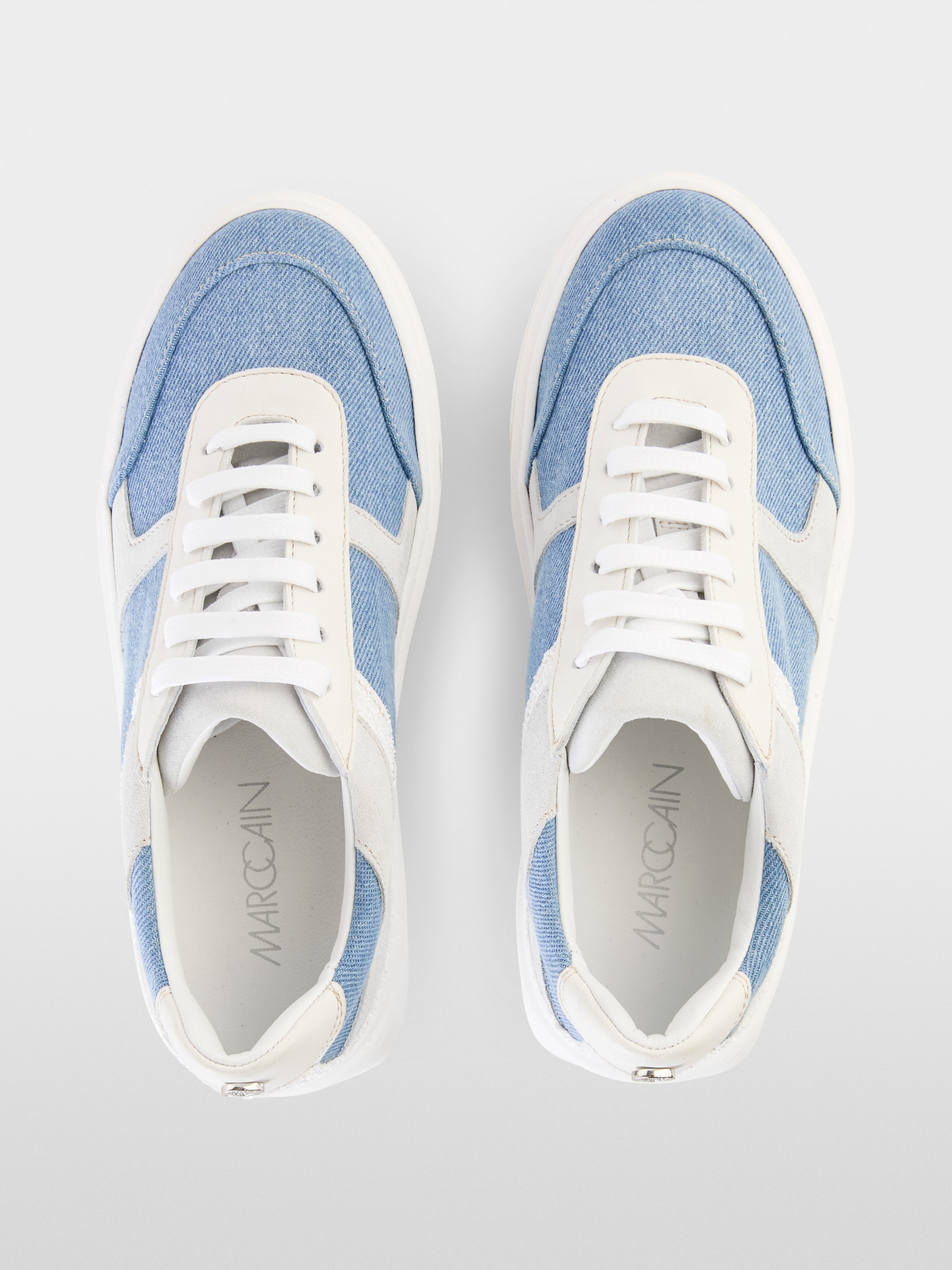 Sneaker van een mix van materialen