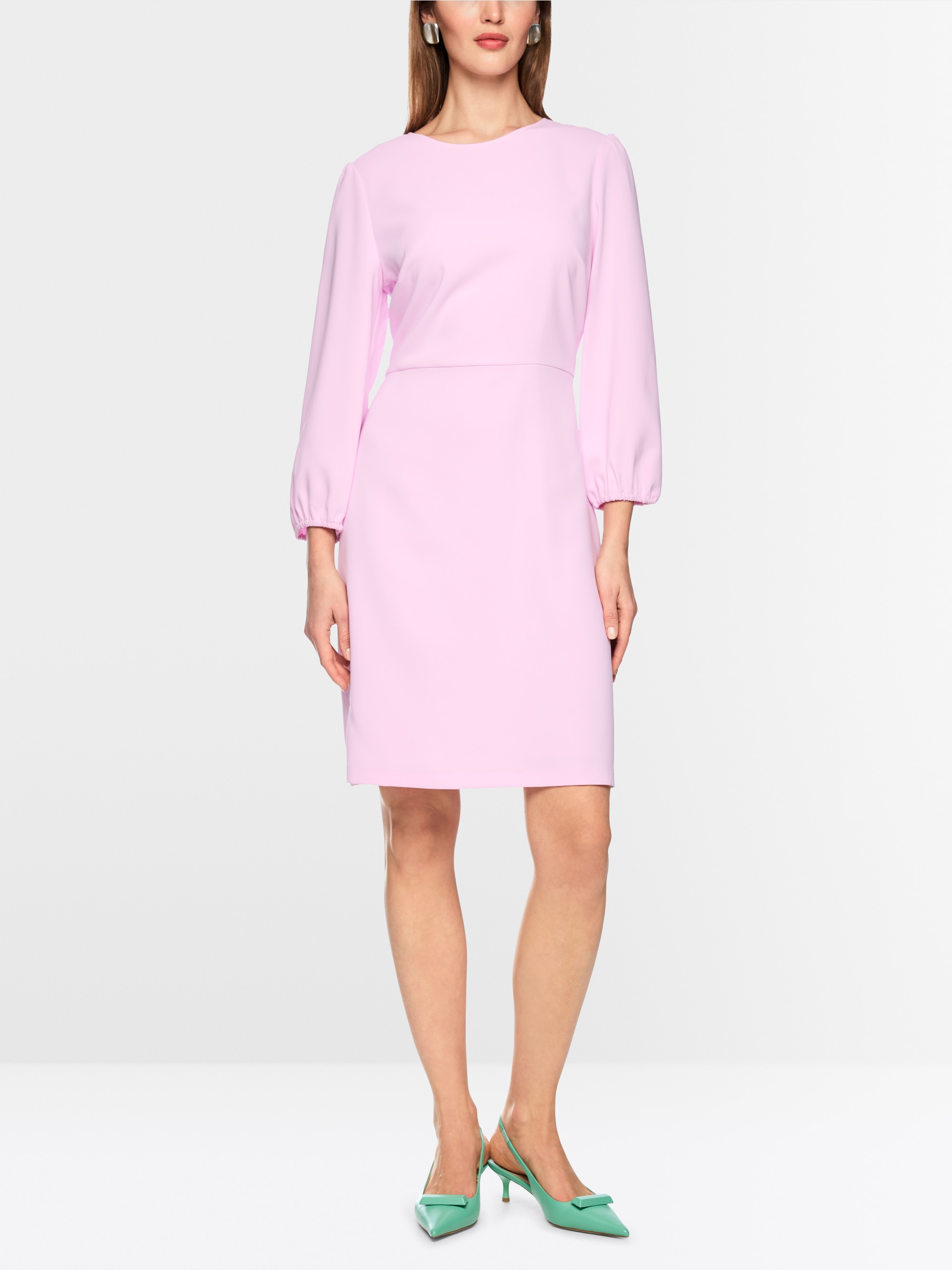 Fitted dress with round neck