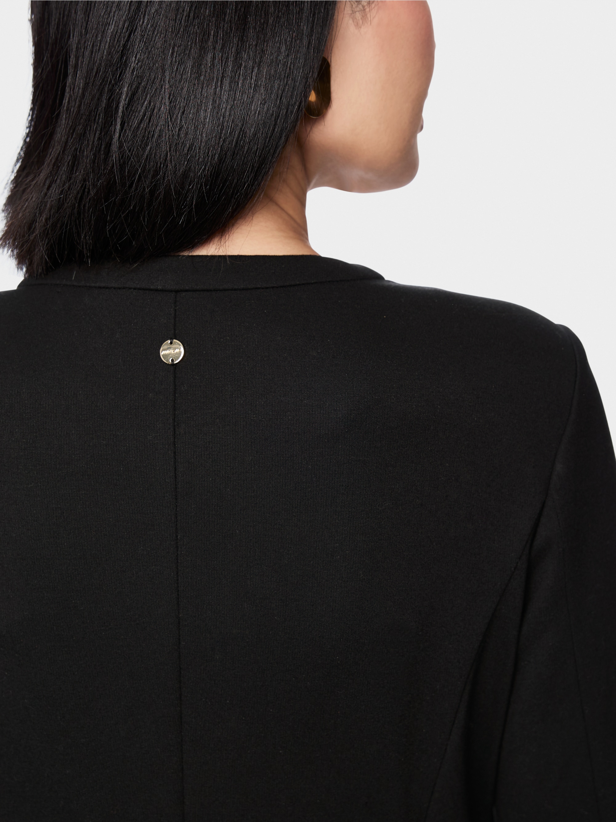 Fitted dress with buttoning