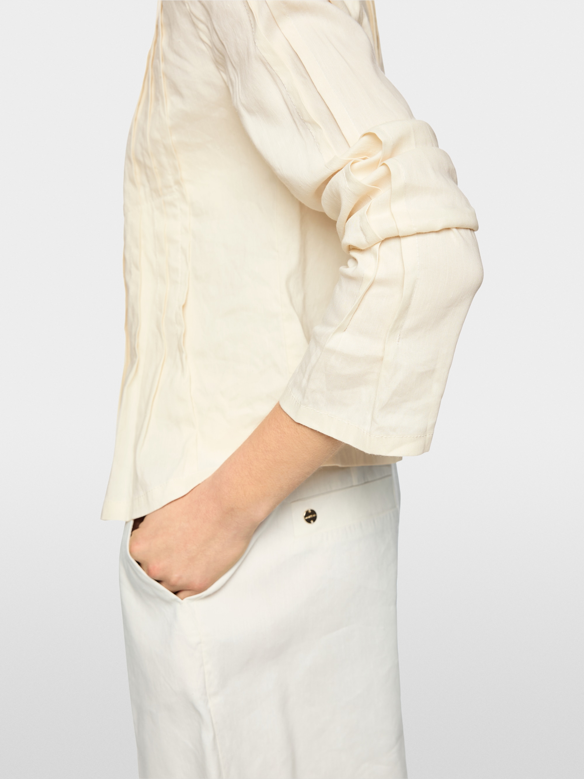 Feminine jacket with pintuck details