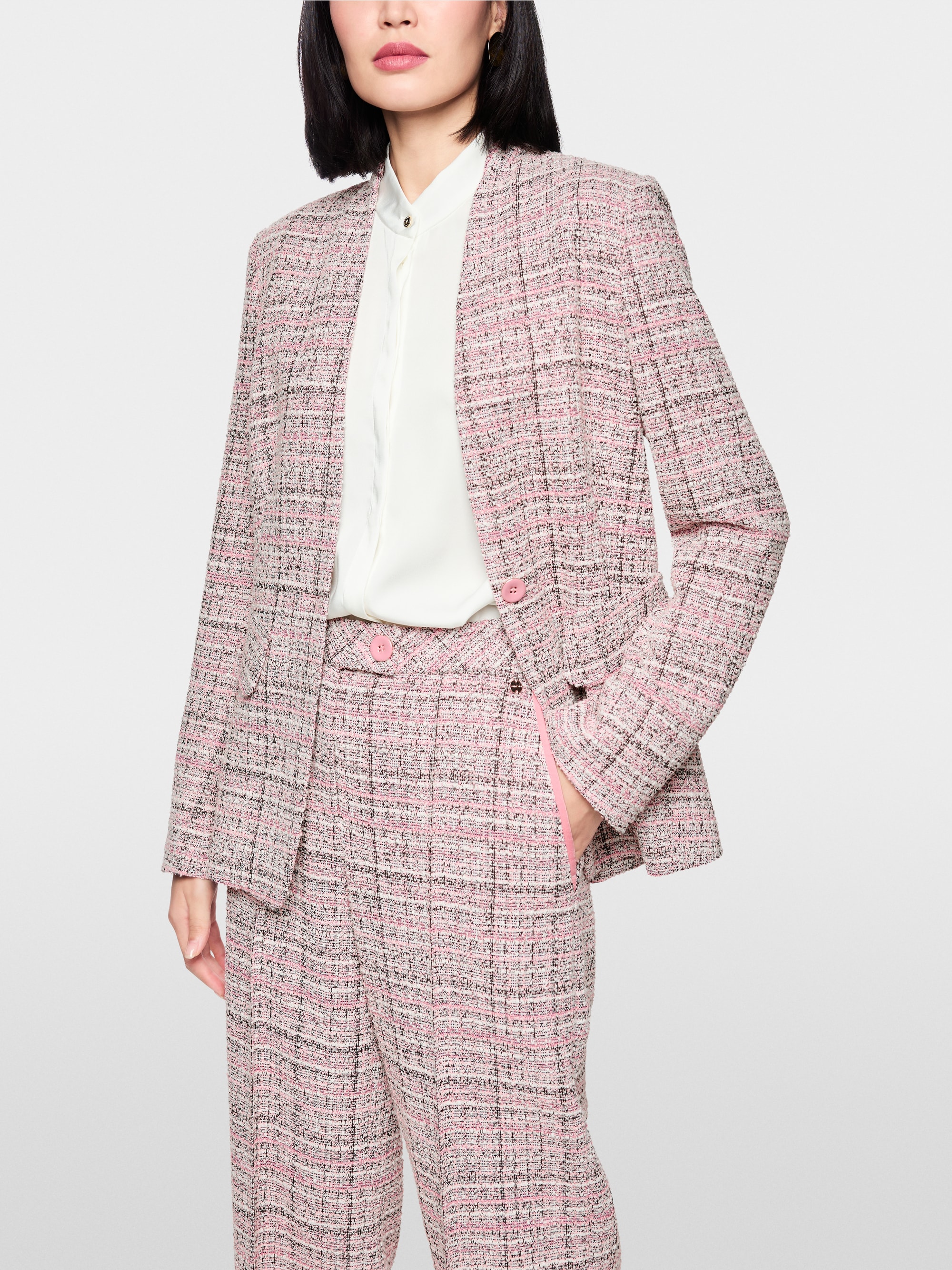 Fitted collarless blazer