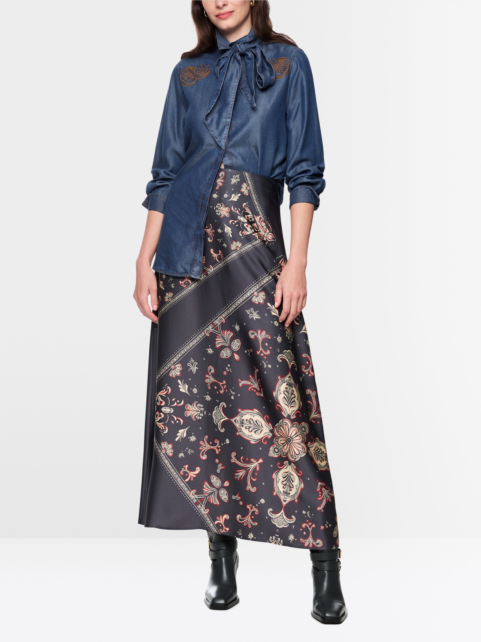 Bestickte Jeansbluse "Rethink Together"