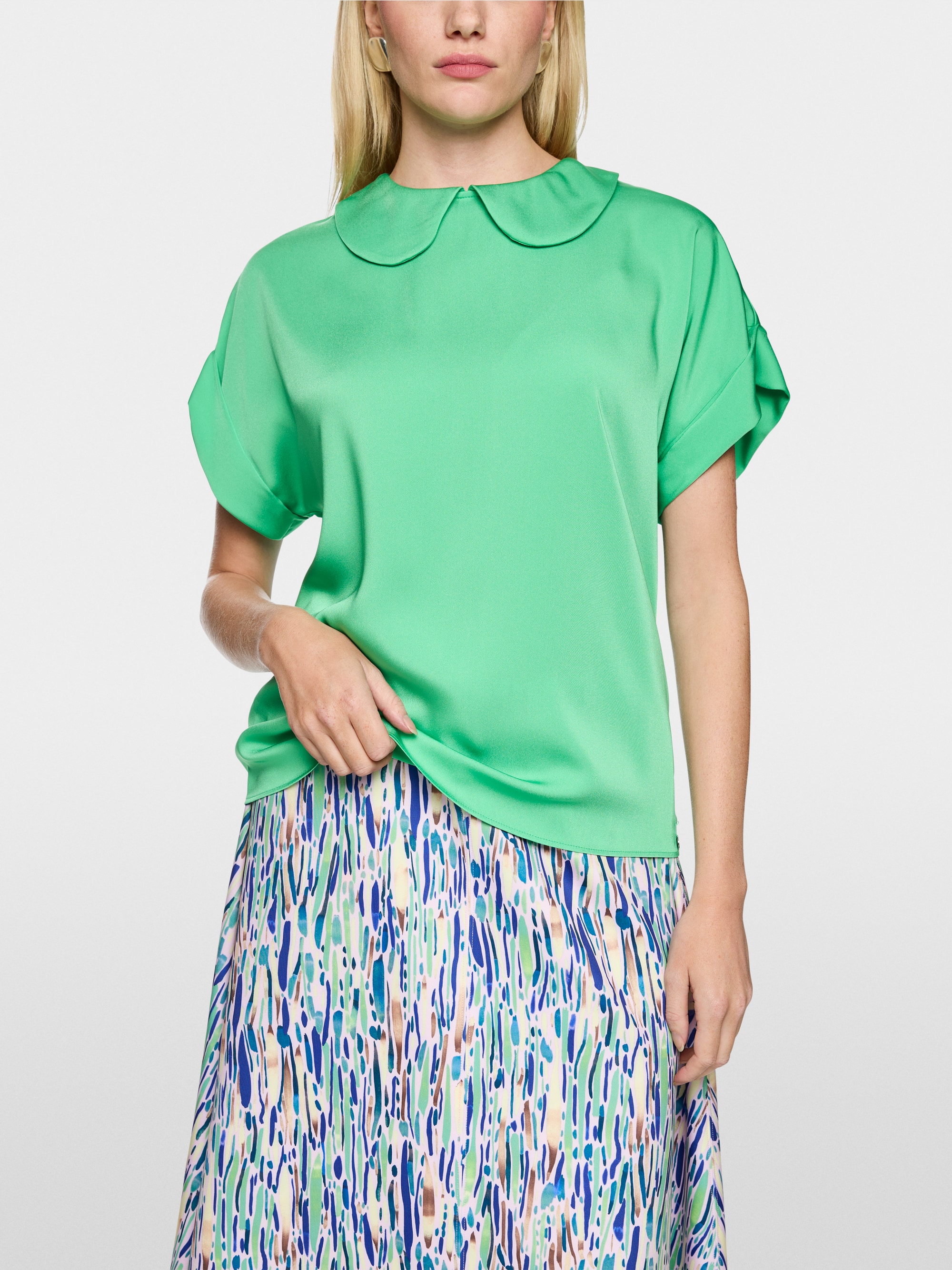 Flowing blouse with short sleeves