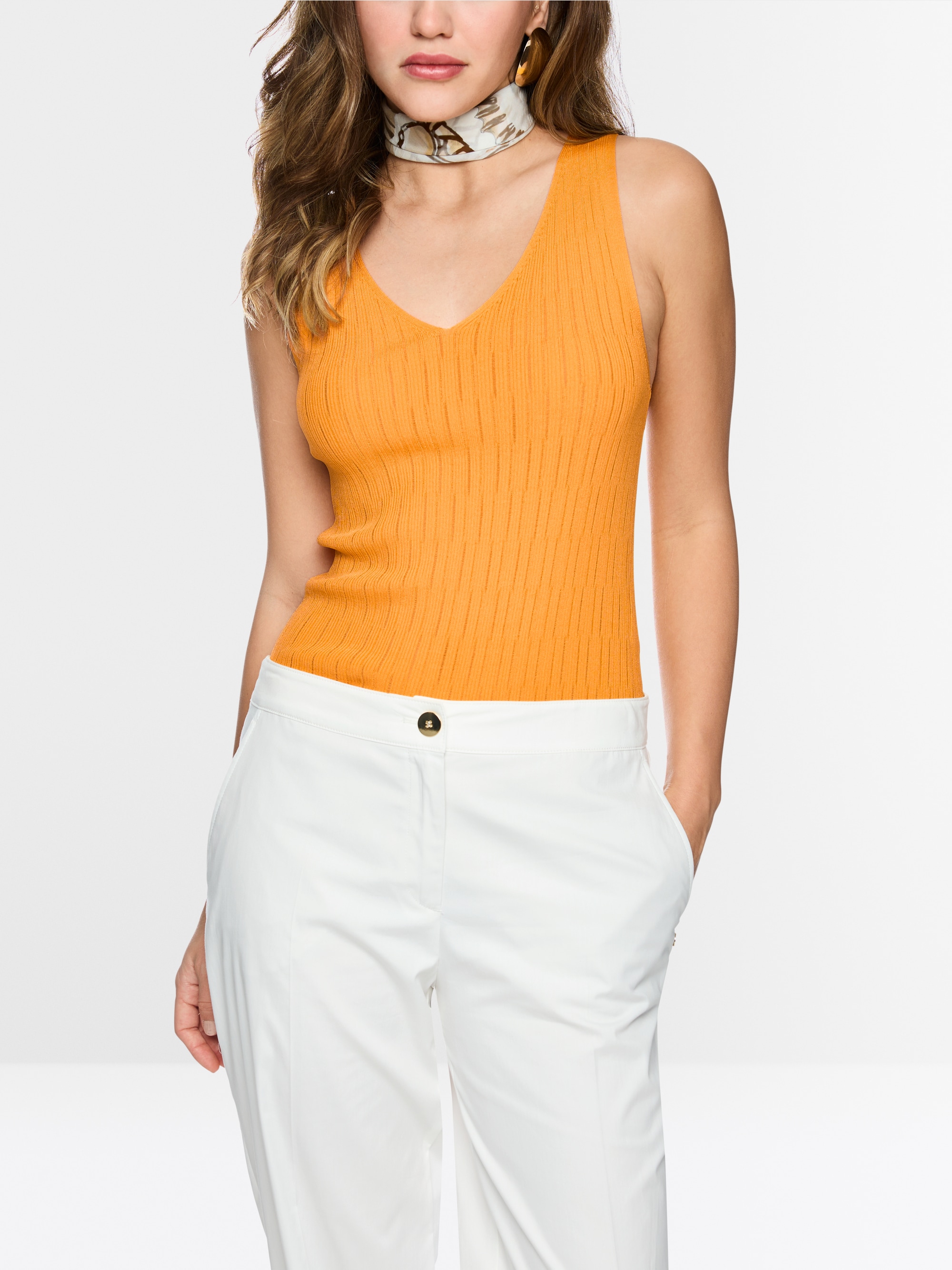 Sleeveless fine knit top