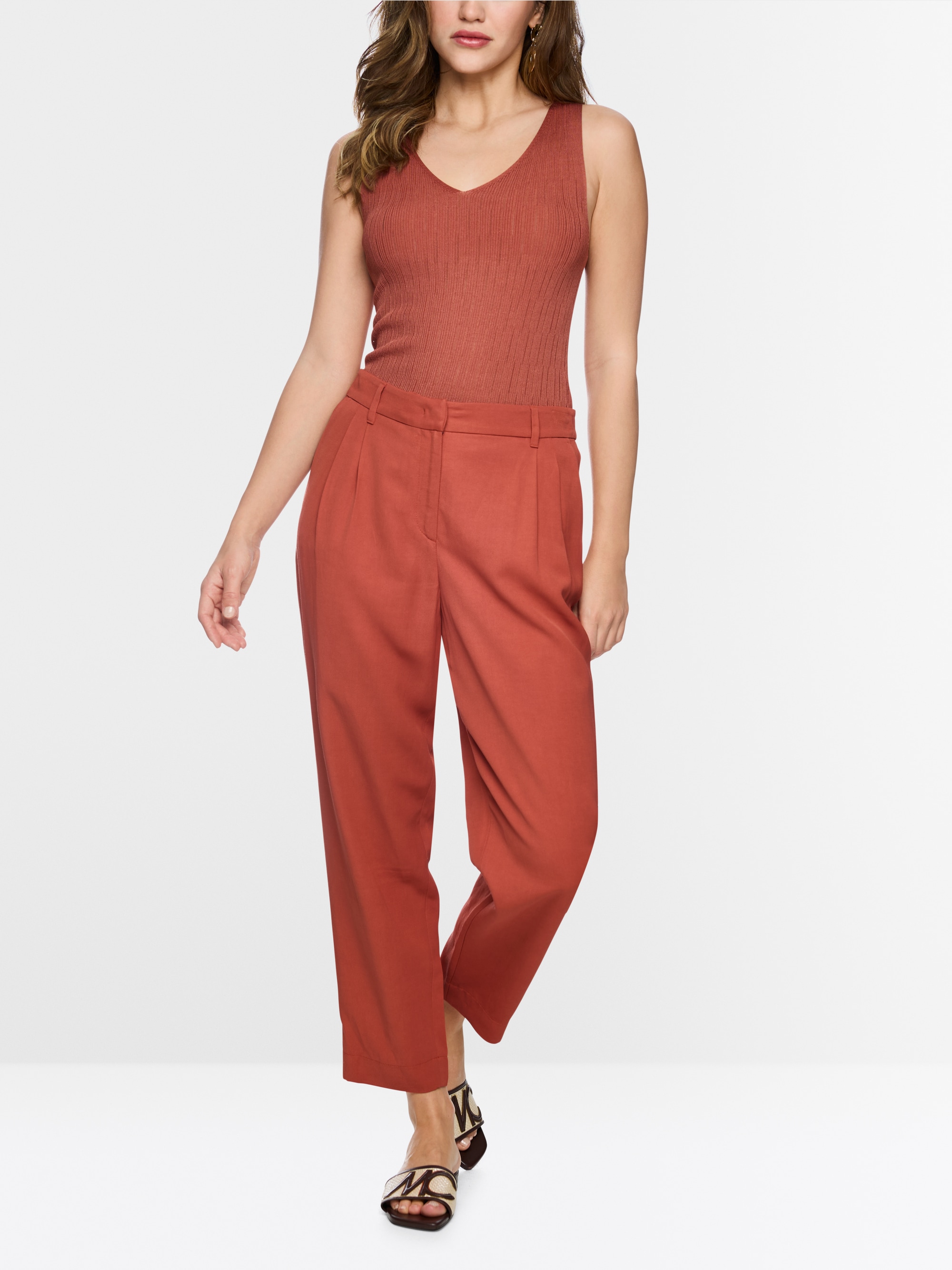 Sleeveless fine knit top