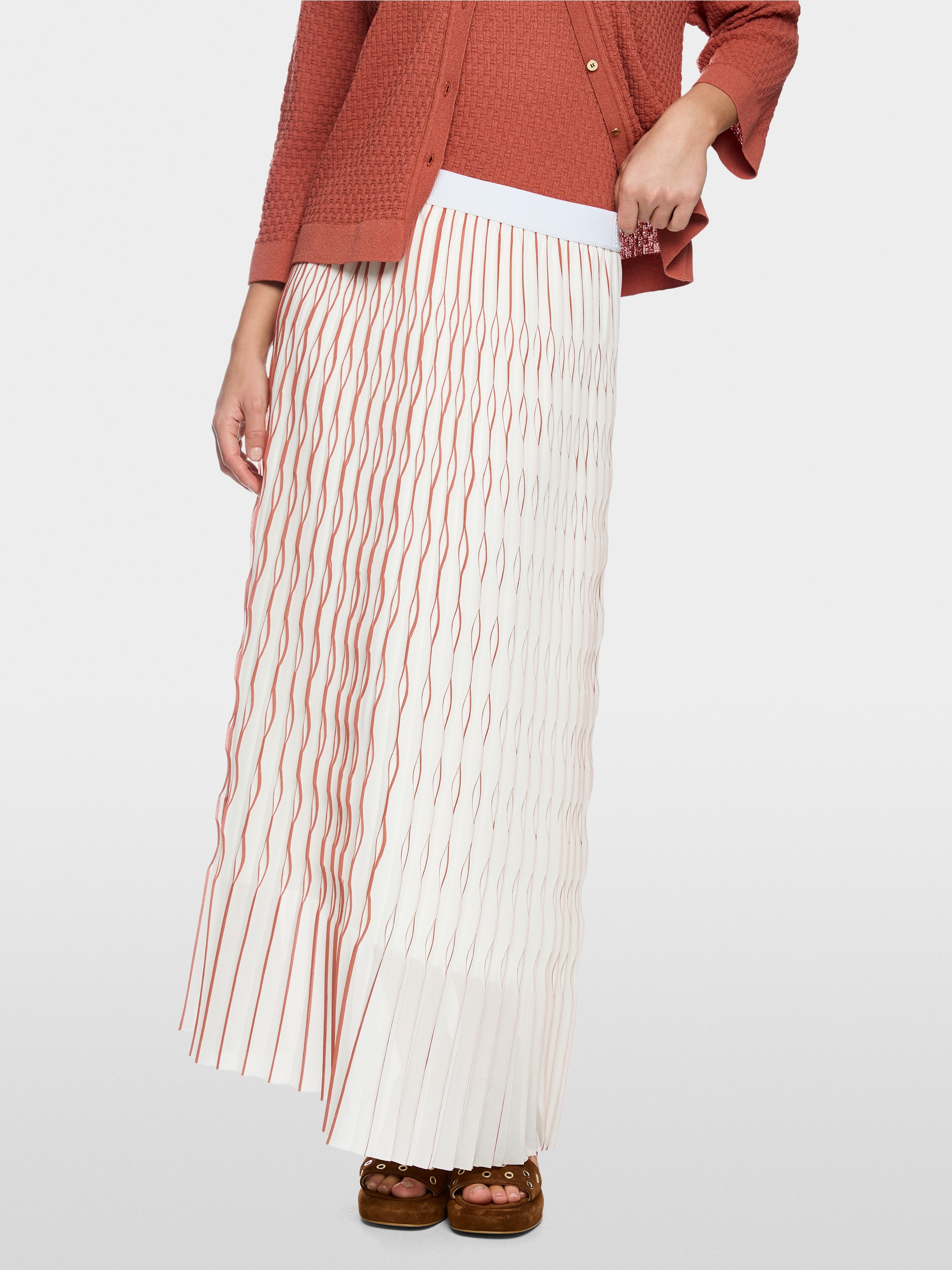 Maxi skirt with pleats