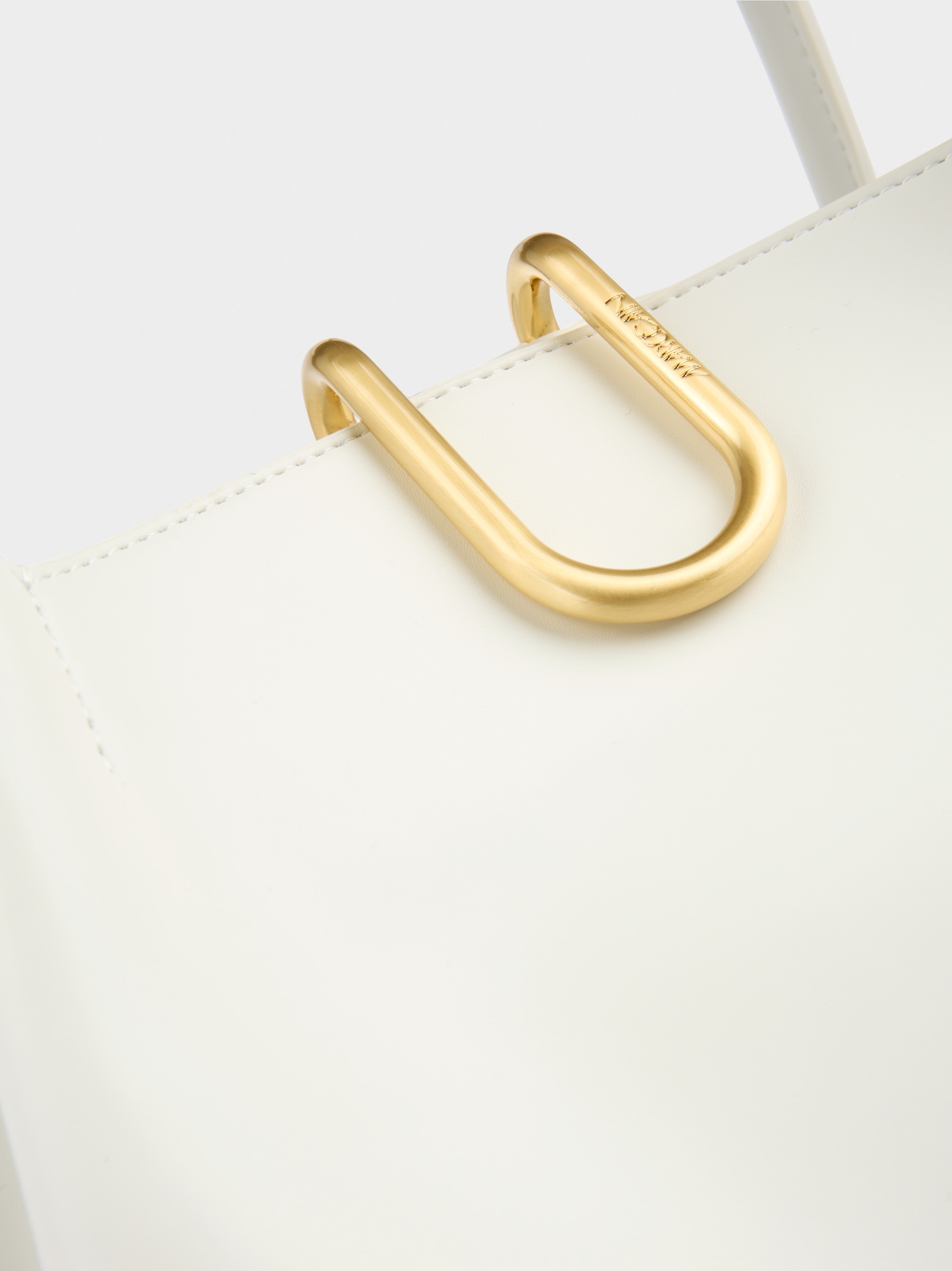 Shopper bag with handles in recycled leather