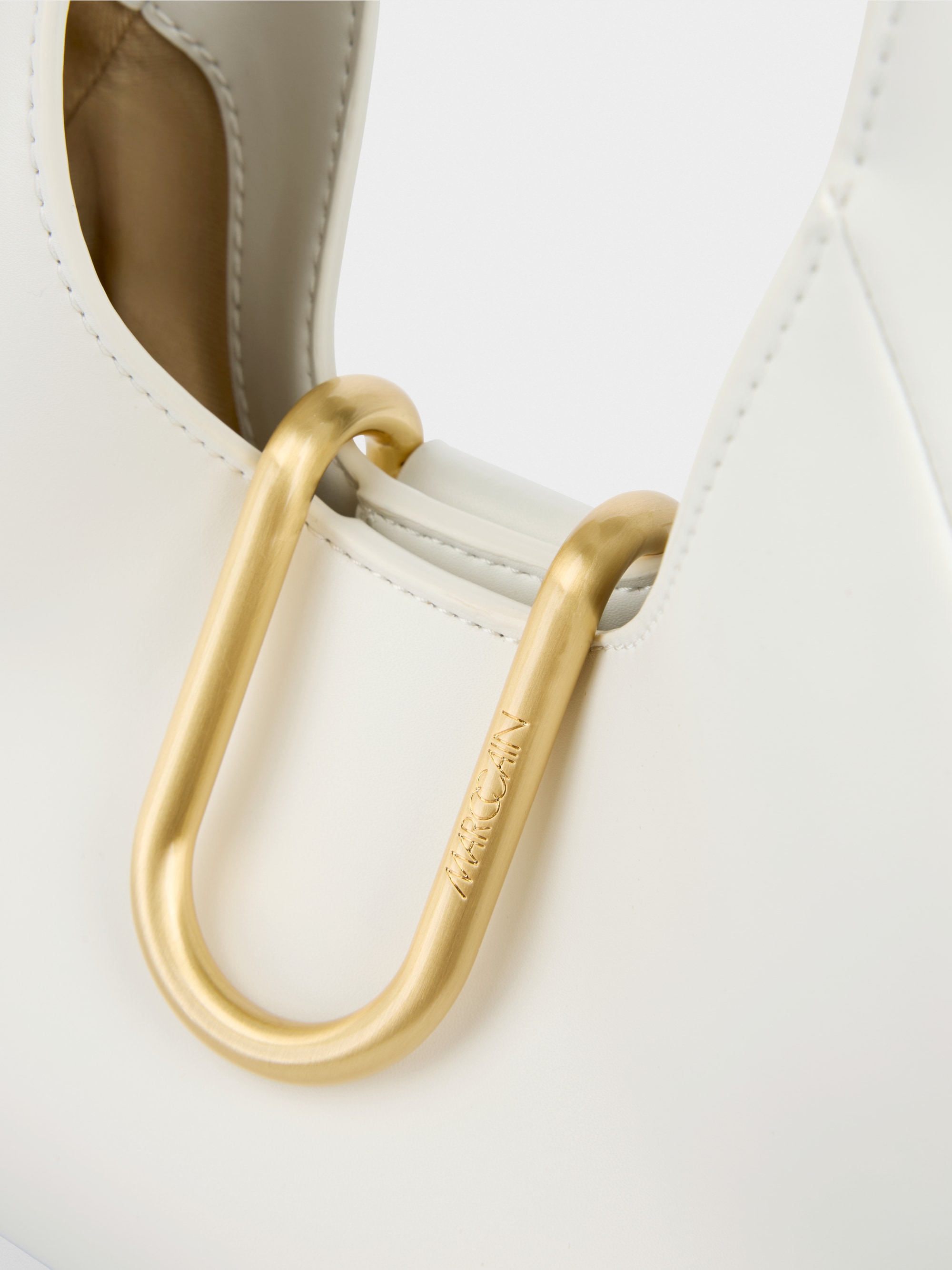 Hobo bag with metal fittings