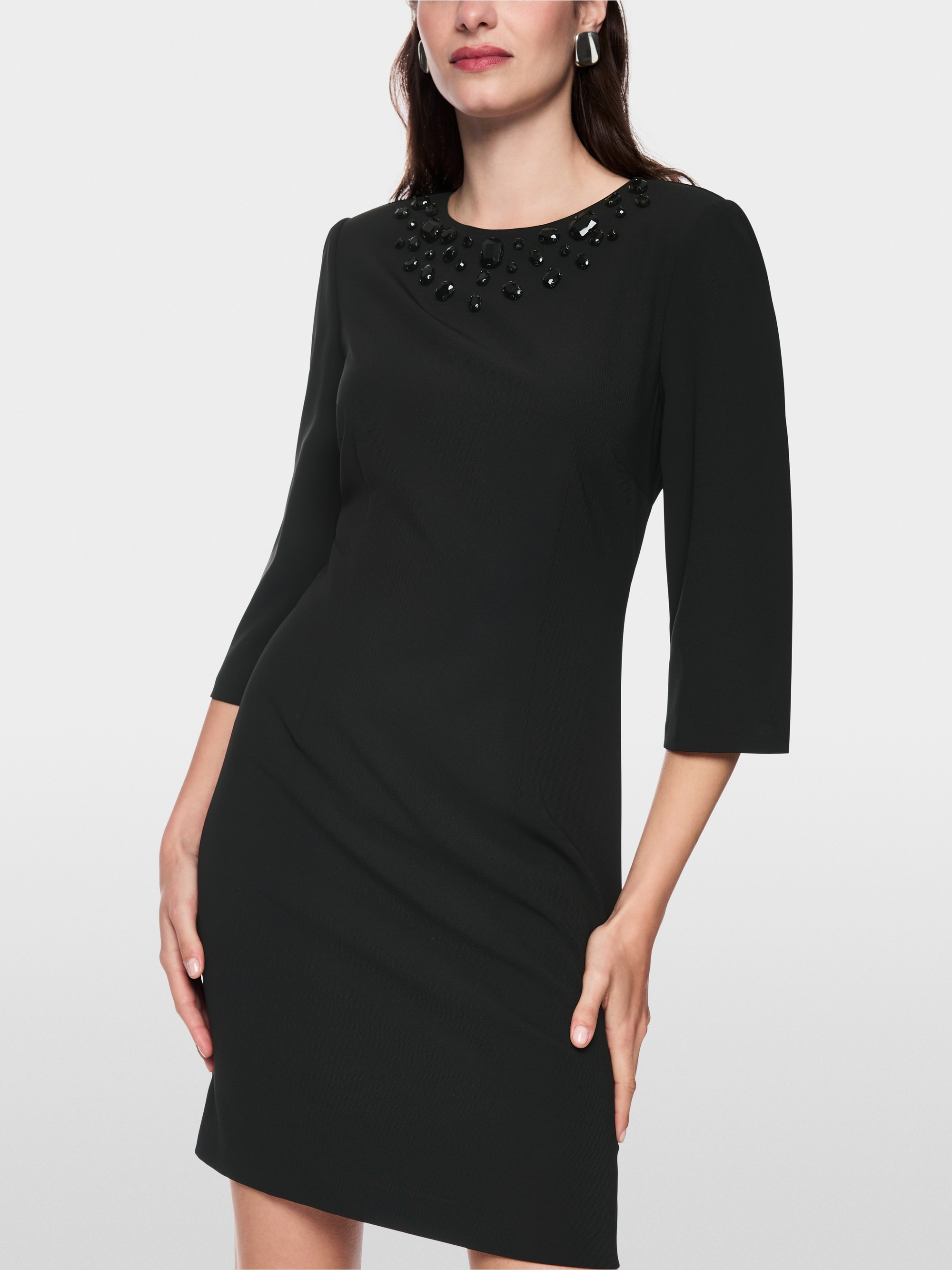 Robe avec pierres décoratives