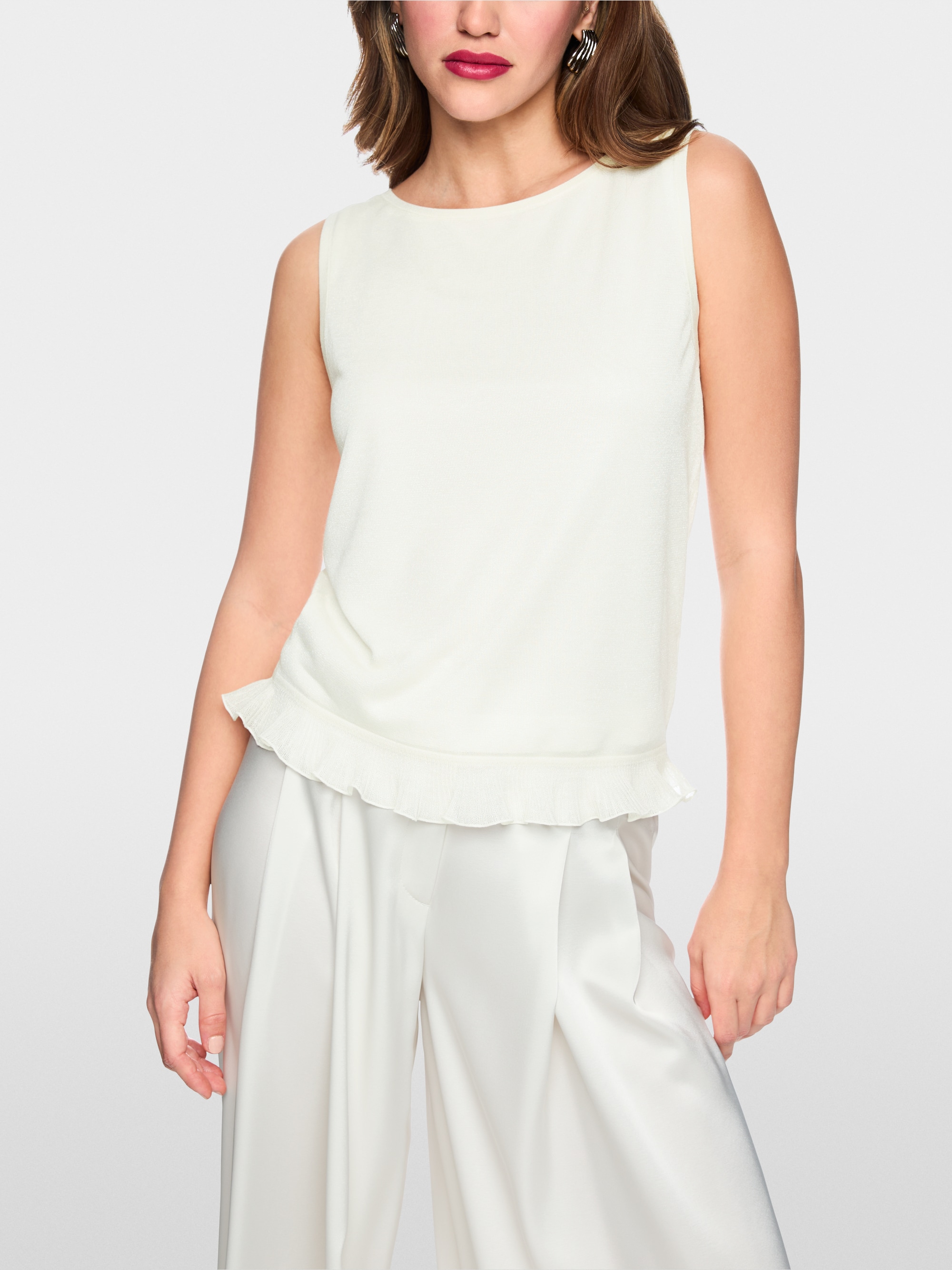 Sleeveless knit top with ruffle