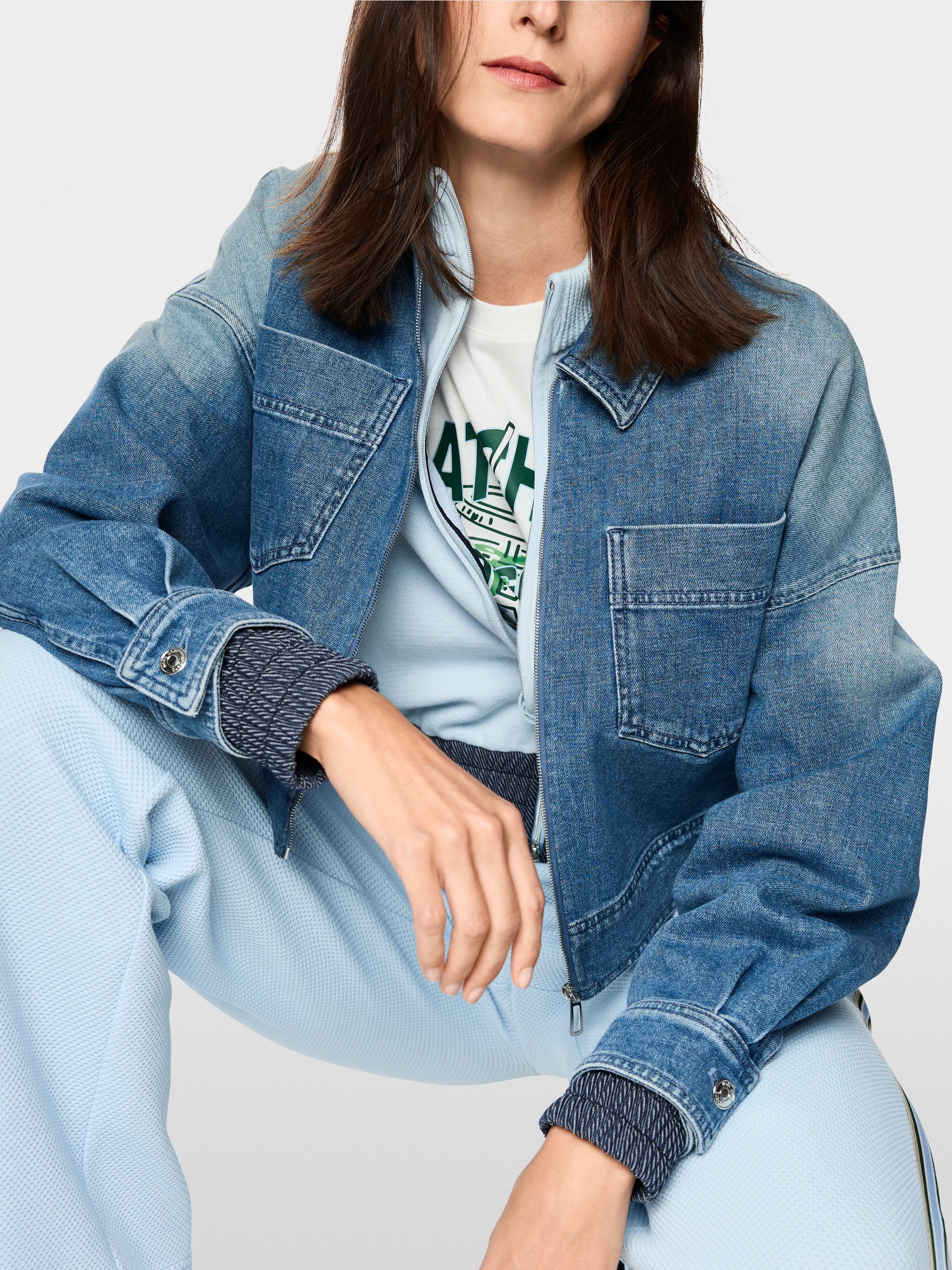 Short denim jacket with zip