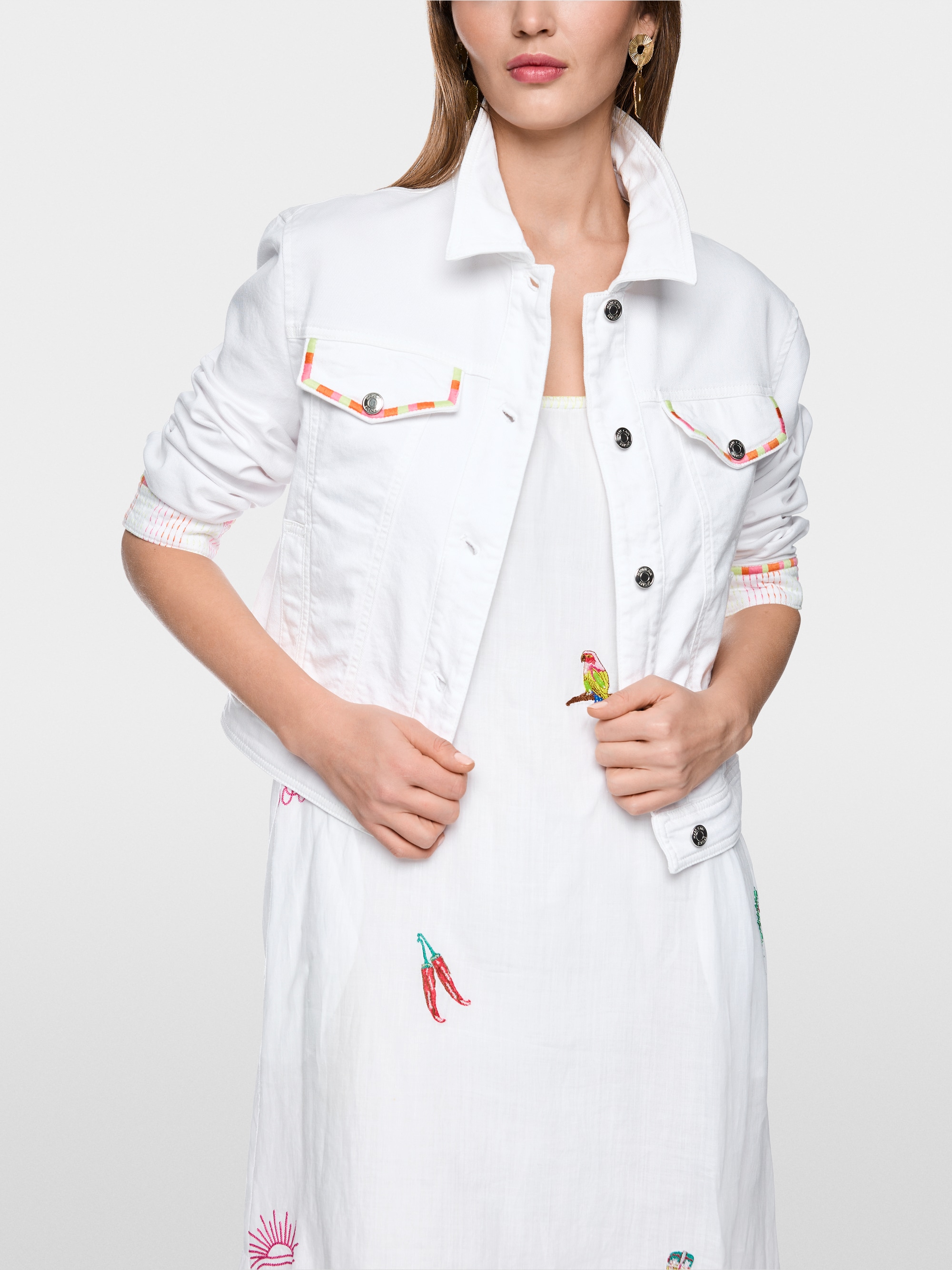 Veste en jean avec broderies colorées