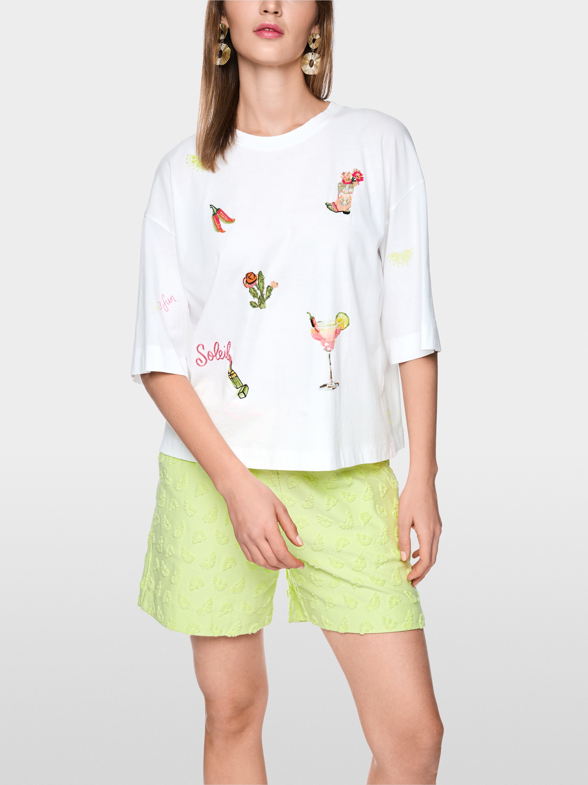 Shirt with 3/4 sleeves and patches