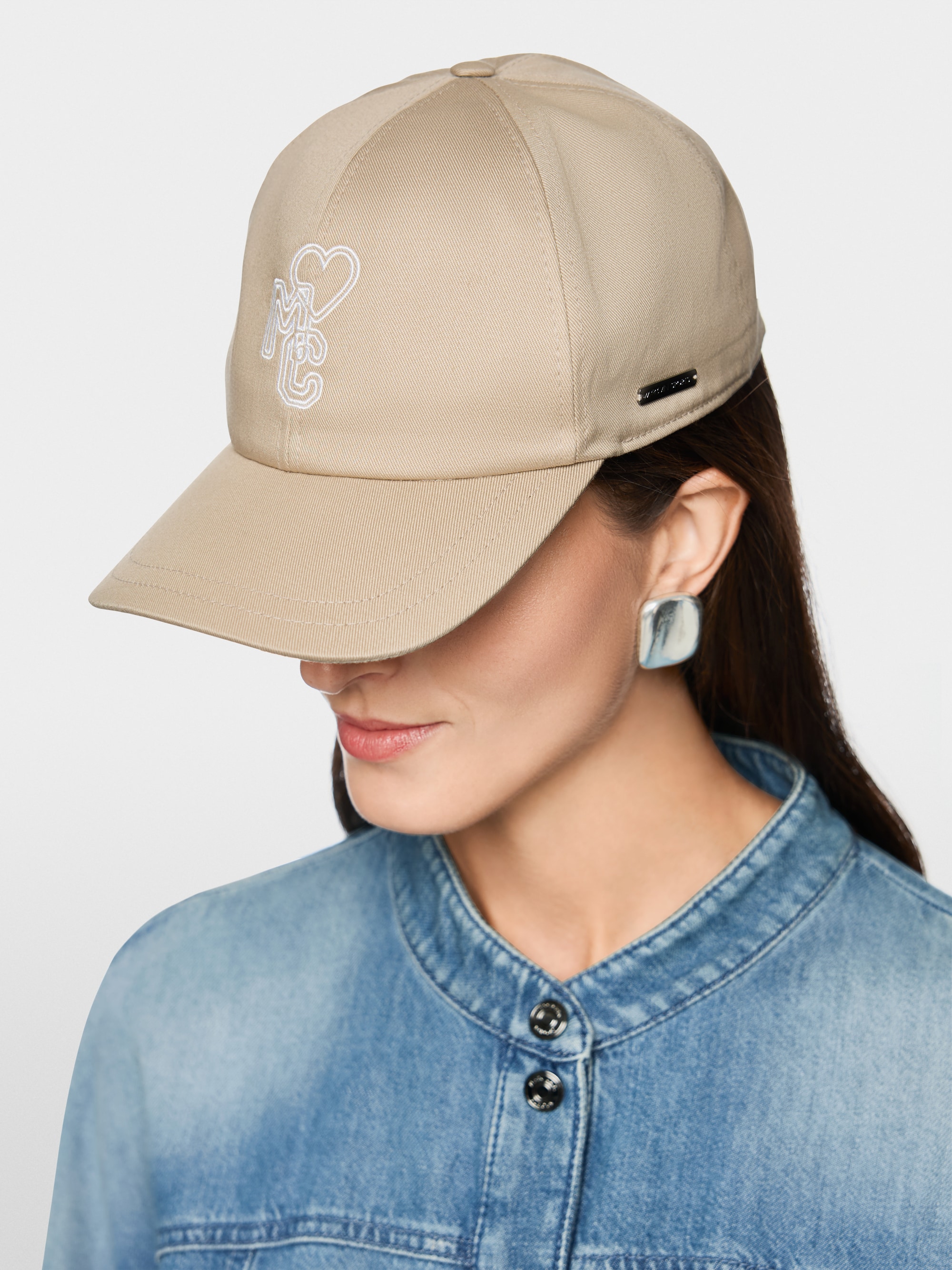 Cotton cap with embroidery