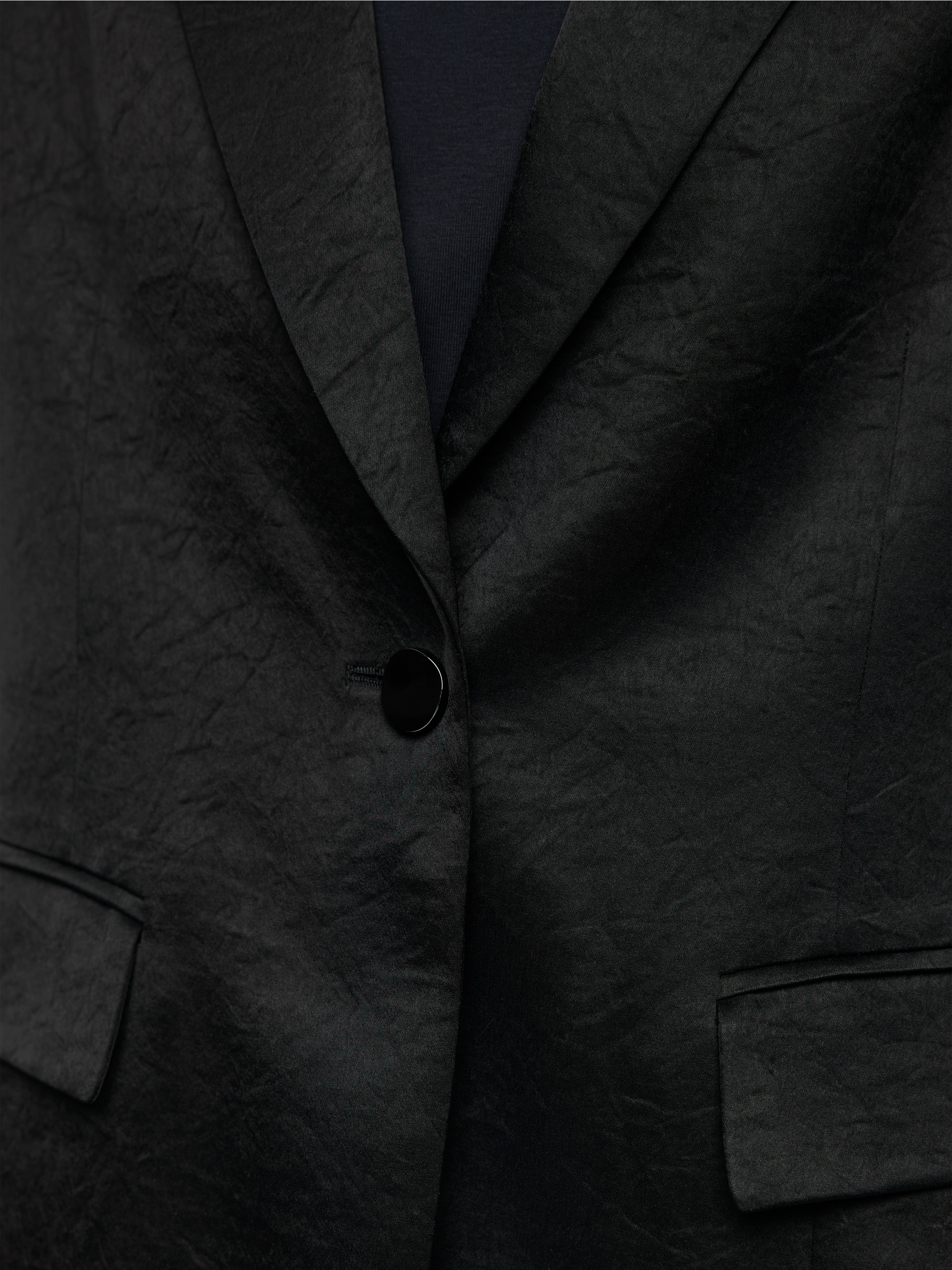Blazer en satin avec bouton argenté