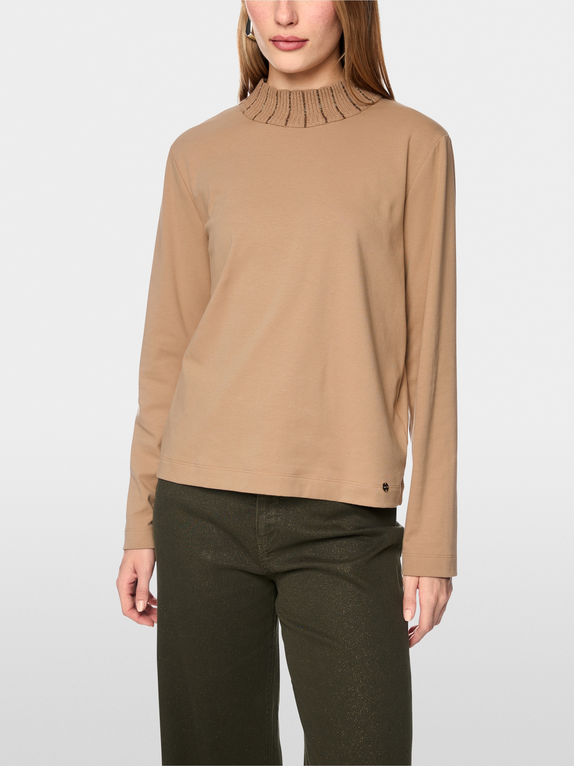 Shirt with knitted collar