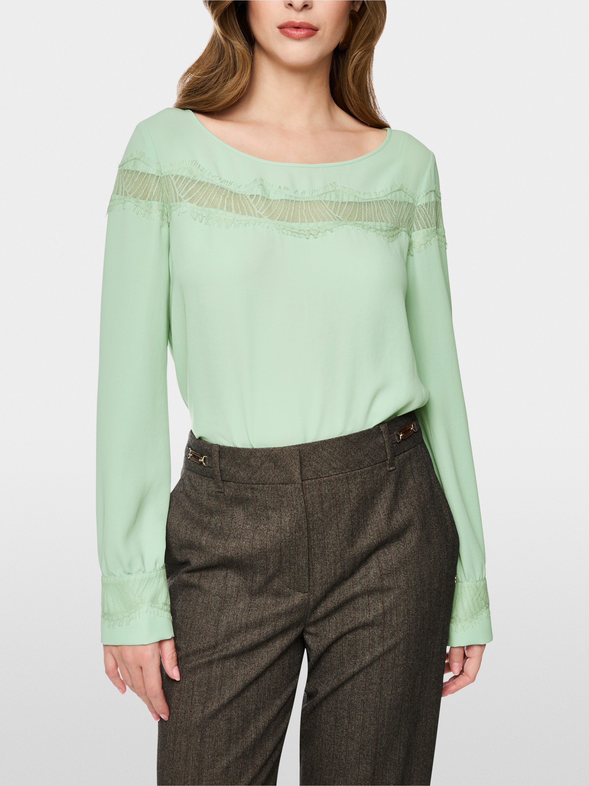 Elegant blouse with lace