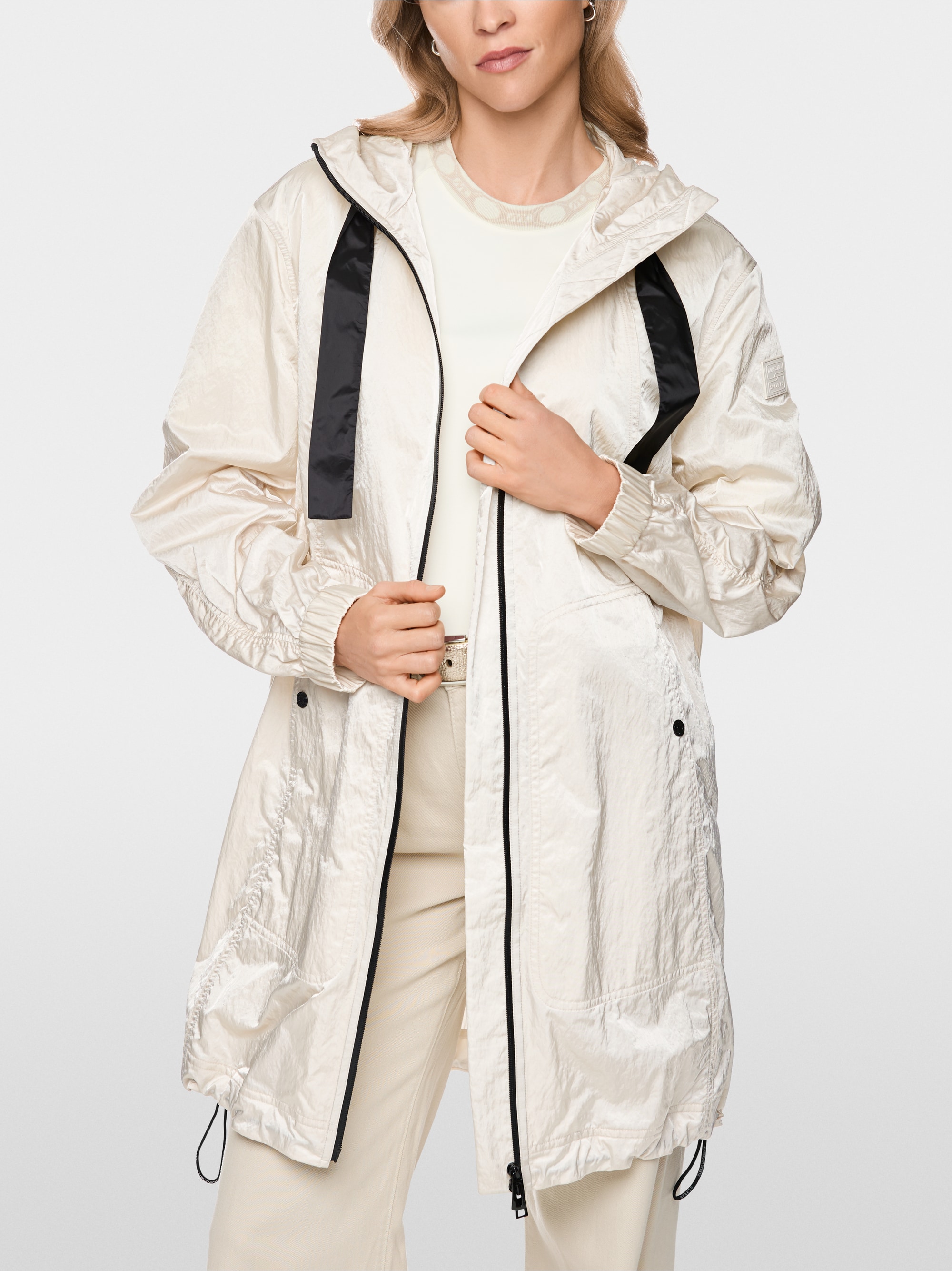 Manteau brillant avec détails contrastés
