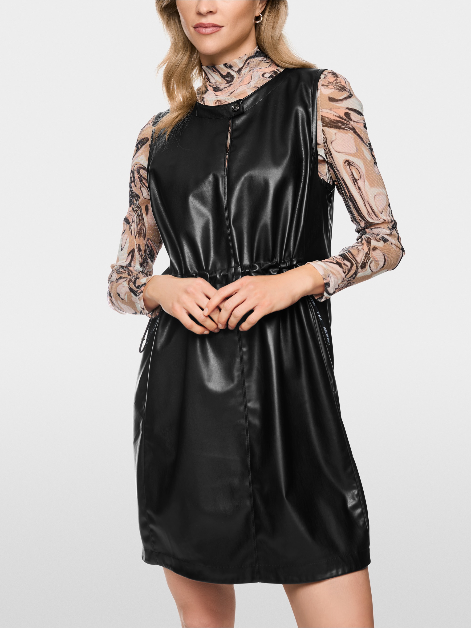Robe courte en simili cuir avec cordon de serrage