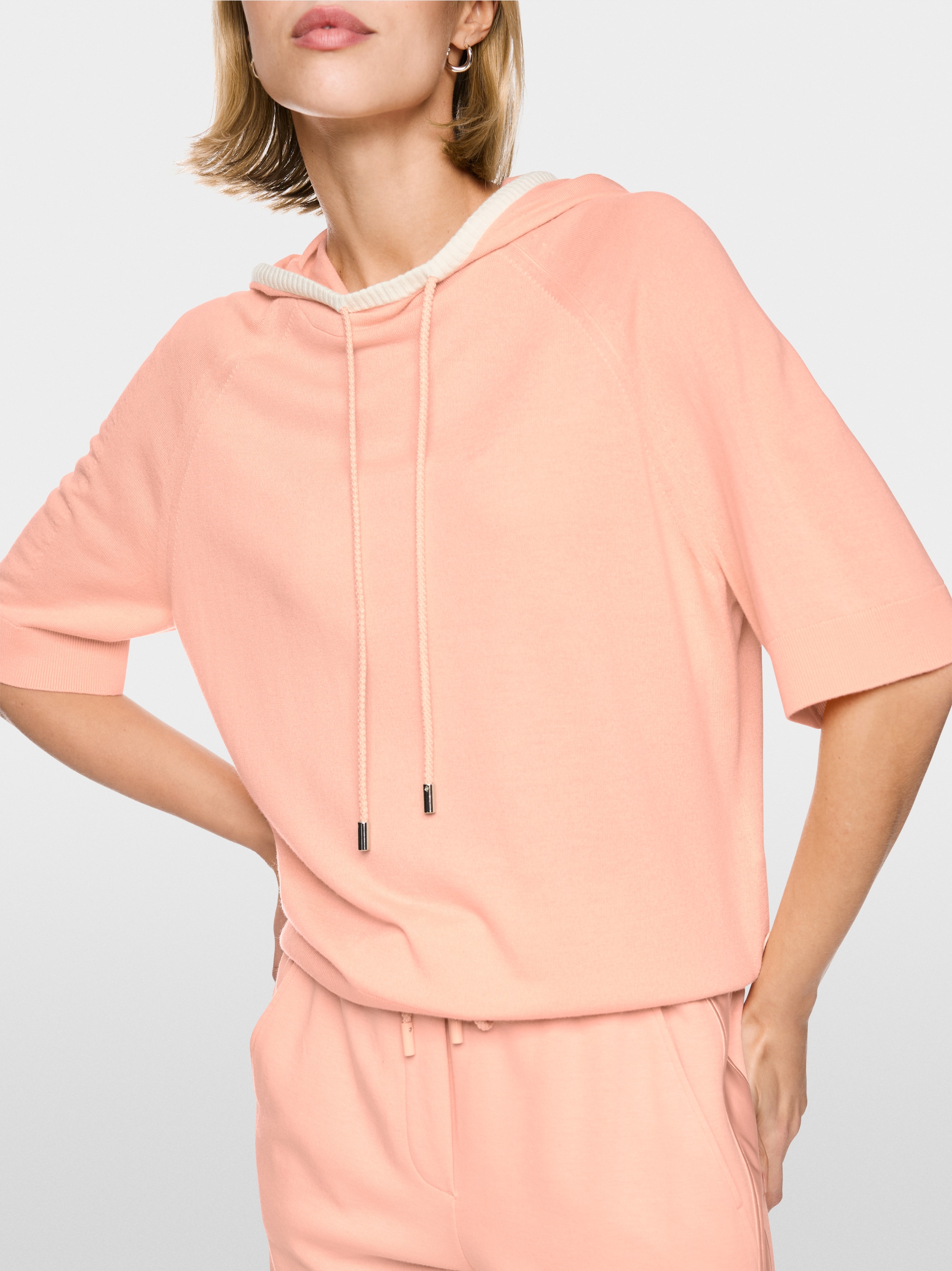 Fine-knit hoodie with contrast details