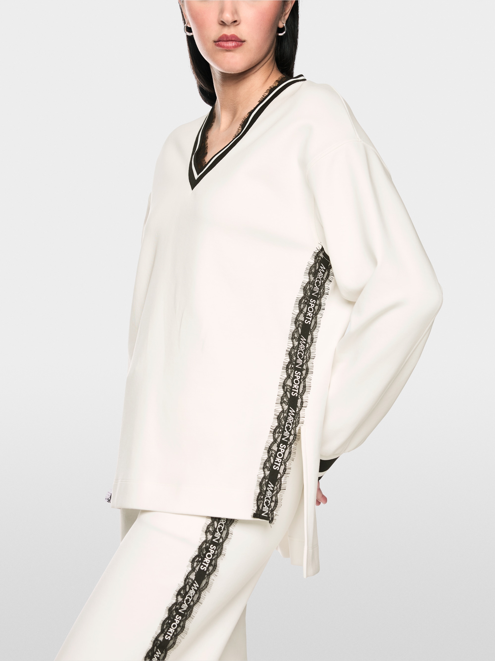 Sweatshirt with delicate lace details