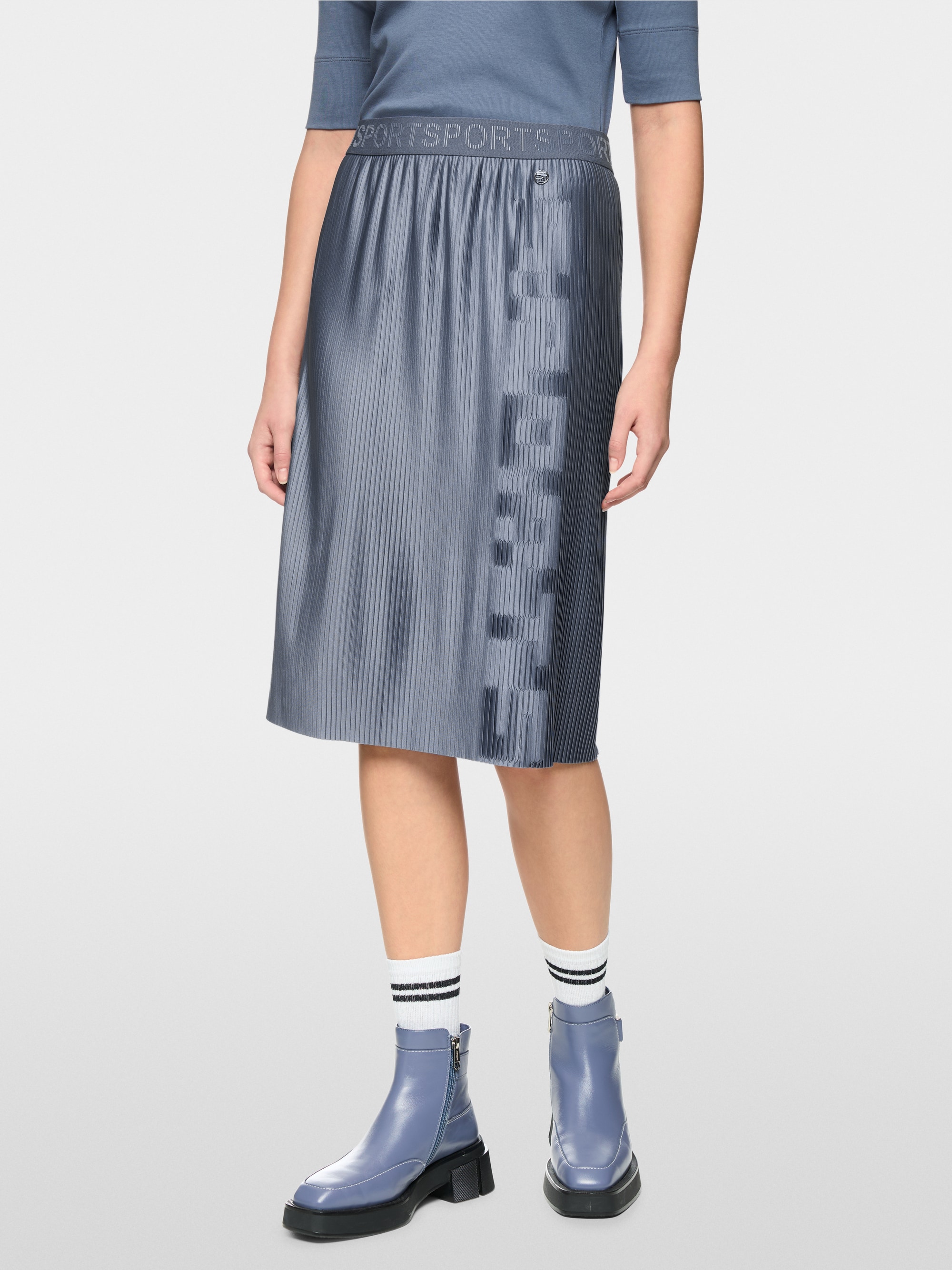 Skirt with pleats